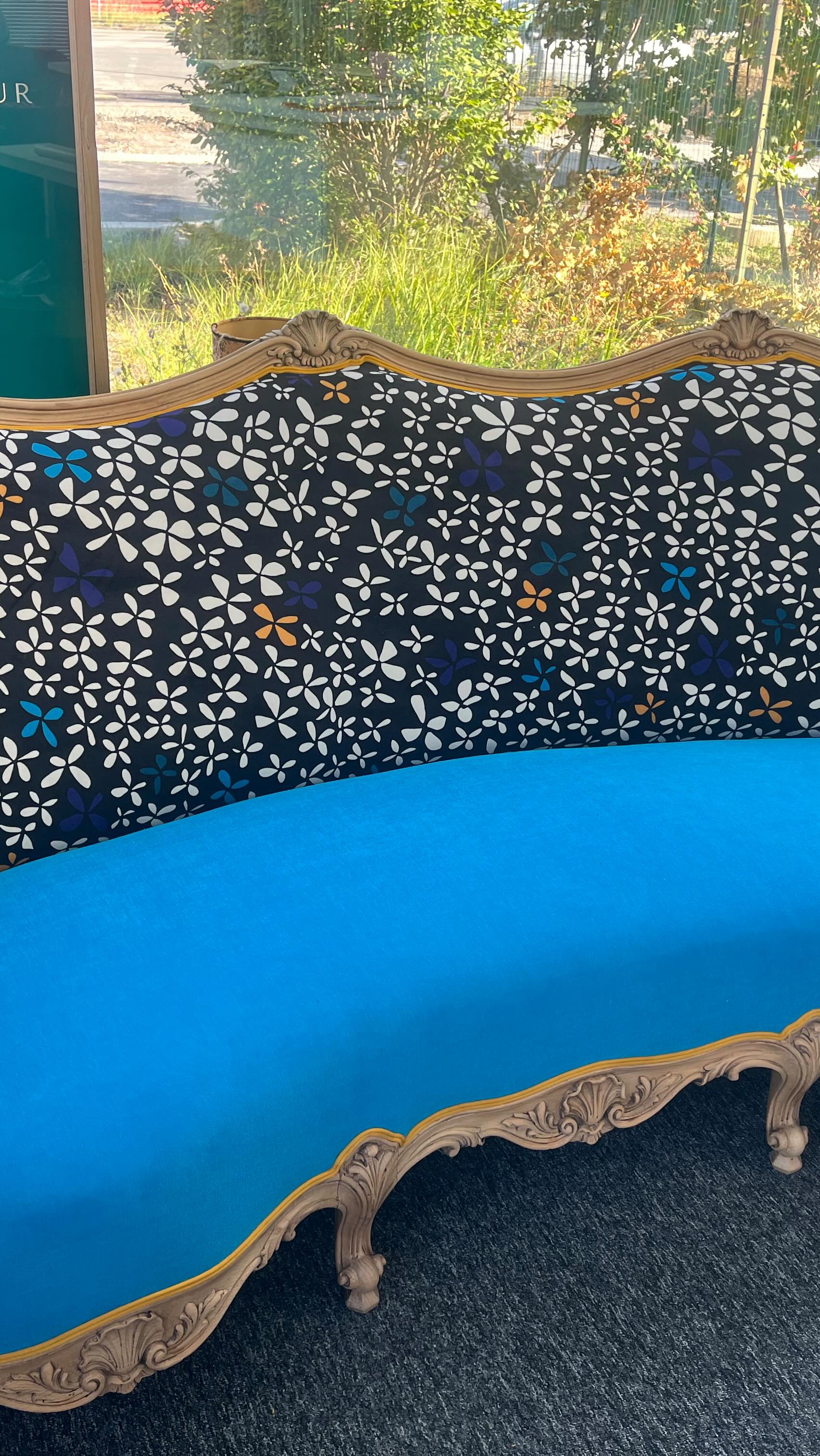 Suite du salon régence . Rattrape de garniture mousse assise et manchettes . Changement de couverture . Tissu flower de chez @zephyr_and_co_ tissus unis Amara de chez @casaltissus finition double passe poil de chez @houles_official . #tapissiere #hupholstery #artisanatfrançais🇫🇷 #artisanatdart
#tapissierdécorateurvalenciennes
#valenciennes #lille #mons #Denain #cambrai #saintamandleseaux
#trithstleger
#letempsdunemetamorphose
#letempsdunemetamorphose
#déco #tendance #tapissierdameublement #styleregence #canapé #fauteuil #regence #relookingextreme .