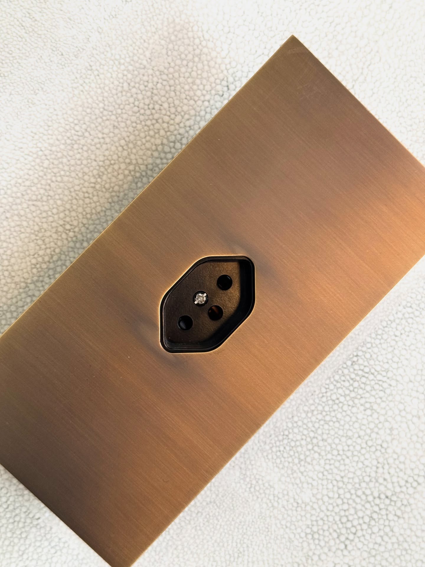 Nous nous adaptons à vos projets, même de l’autre côté de la frontière 🇨🇭
Nos gammes de prises murales sont également disponibles pour la Suisse, sans compromis sur l’élégance ✨
#6ixtes #6ixtesinterrupteurs #interrupteur #ateliersdefrance #savoirfaire #artisanat #artisans #decorationinterieur #decoration #interiordesign #interiordecor #homedecor #design #knowhow #craftmanship #suisse #homedesign #faitenfrance #madeinfrance