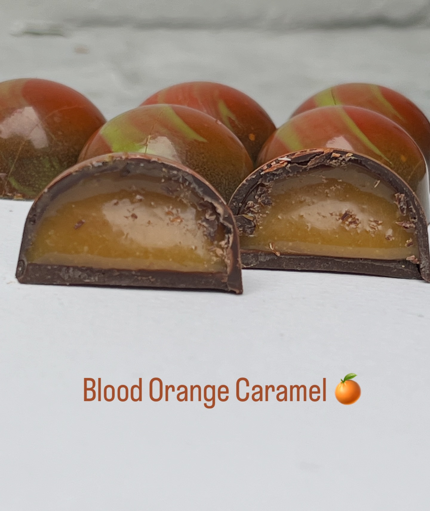 New Arrival 🍂
Bright and bold: Blood orange caramel, lifted with a touch of lemon juice and enrobed in crisp single-origin Colombian 60% dark chocolate shell🍊🍋🍫
More Autumn flavours to come 🍎🍁
#chocolatebonbons #truffles #finechocolate
#chocolateart #finefood
#chocolatelovers #edibleart #handmade #handcraftedchocolate #darkchocolatelovers
#artisan #artisanchocolates #foodieslondon #veganoptions #beantobarchocolate #craftchocolate
