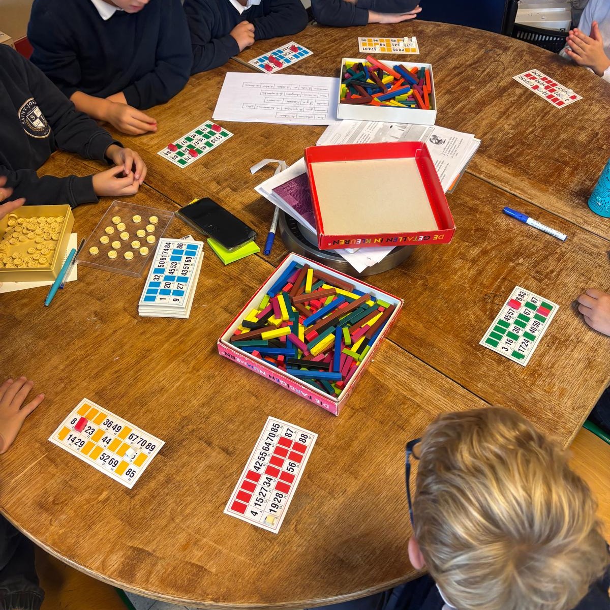 Quand le jeu devient apprentissage, les yeux pétillent et les savoirs s’ancrent. En P2, chaque activité est une aventure où curiosité et plaisir d’apprendre vont de pair !
#apprendreensamusant #apprendreparlejeu #ecoleprimaire #ecolematernelle #viescolaire #ecolesaintjosephohain #ecolesaintjoseph #ecolestjosephohain #ecolestjoseph #ecoleohain #ecolelasne #ecolesdubrabantwallon #vivrealasne #communedelasne #ohain #lasne