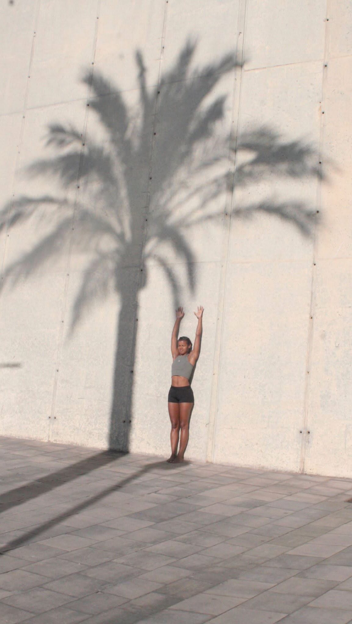 ROCKET TT ~ DAY 2 🚀
Día 2 practicamos la segunda secuencia de #rocketyoga y hemos refrescado algunos conceptos básicos de esta práctica como : #TRISTANA y sus cualidades.
👉🏽 UJJAJI BREATH 👃🏼🫁
La respiración en yoga depende que tradición practiques suelen variar, en #ashtanga y #rocketoyga #ujjajipranayama es la que se suele recomendar porque ayuda a mantener un ritmo continuo y su sonido te ayuda a concentrarte mejor en el presente...
👉🏽 BANDHA 🌀🕴🏼
Los #bandhas son cierres energéticos, como válvulas que se "activan y desactivan" permitiendo que el prana (la energía vital) se desplace por el cuerpo de una manera más consciente y dirigida con intención.
👉🏽 DRISHTI 👀
El #dristi se lo conoce como comunmente el enfoque visual, pero realmente es mucho más que solo dónde pongo la mirada... es dónde reposo mi mente durante la práctica.
Me encanta ser alumna estos días... me ayuda re-enamorarme de mi práctica y de mi vocación.
Realmente el Yoga es un regalo en nuestras vidas... Cada persona que practica tiene una historia diferente de cómo llegó a su práctica; algunos por necesidades físicas, problemas de salud, otros por estrés o depresión... otros simplemente por curiosidad y otros como a mi me llegó sin buscarlo, pero que agradecida me siento de haberme topado con este camino!
Gracias chicas @yoganapau @mirisabyoga por otro gran día de prácticas, teoría y por vuestra dedicación y entrega.
Mañana Rocket Yoga Serie 3 🙆🏽♀️ Me voy a cenar y dormir bien que el cuerpo lo necesita!
Set de leggings y top son de @bsoul.es 🫶🏽
Love,
Nina✌🏽