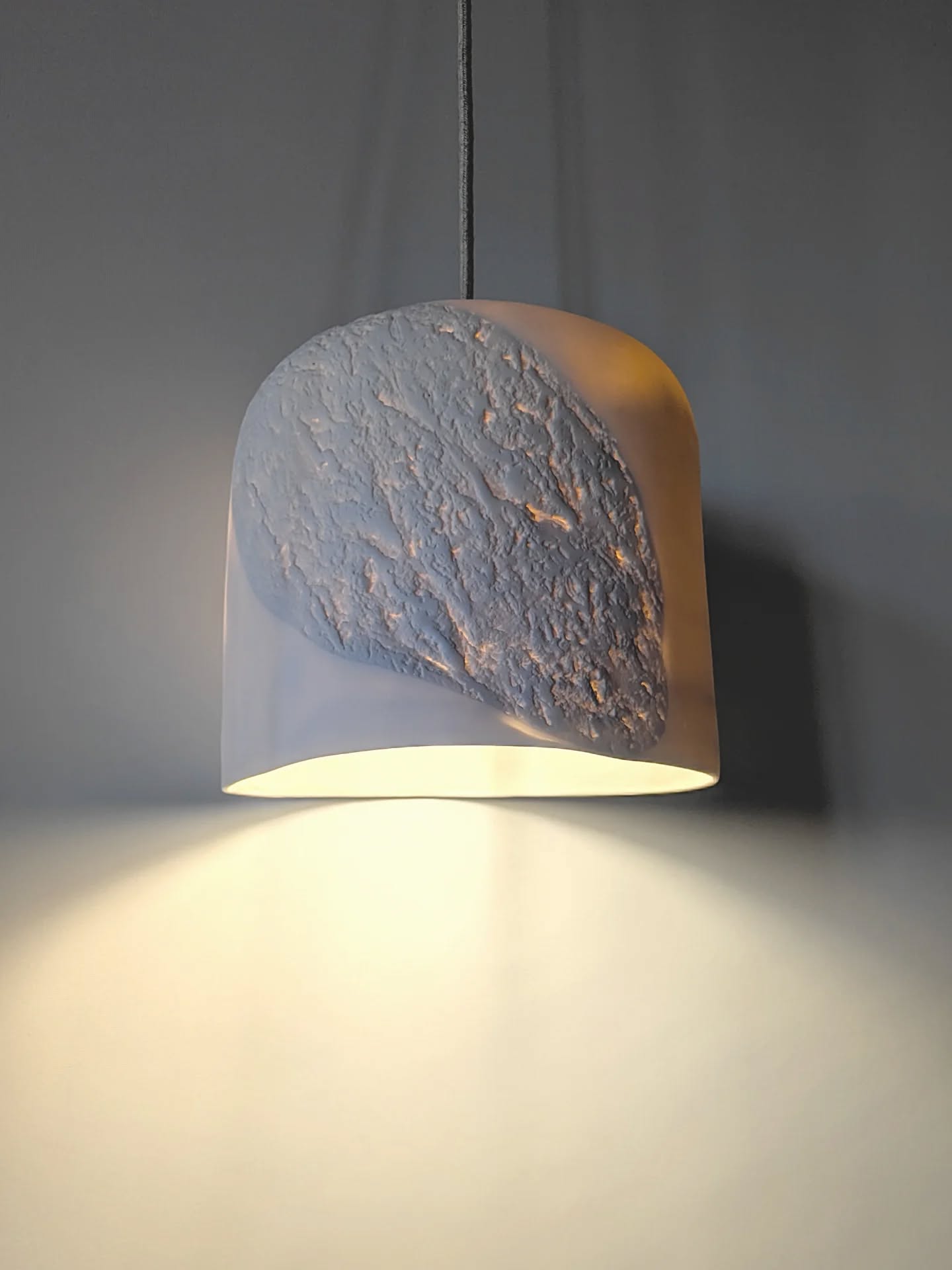 Suspension collection Écorce| Tilleul
Porcelaine
Taille M
1-ON
2-OFF
3-proportion main
#suspension #pieceunique #luminaire #ceramique #transparence #empreinte #porcelainesensible #ceramiqueartisanale