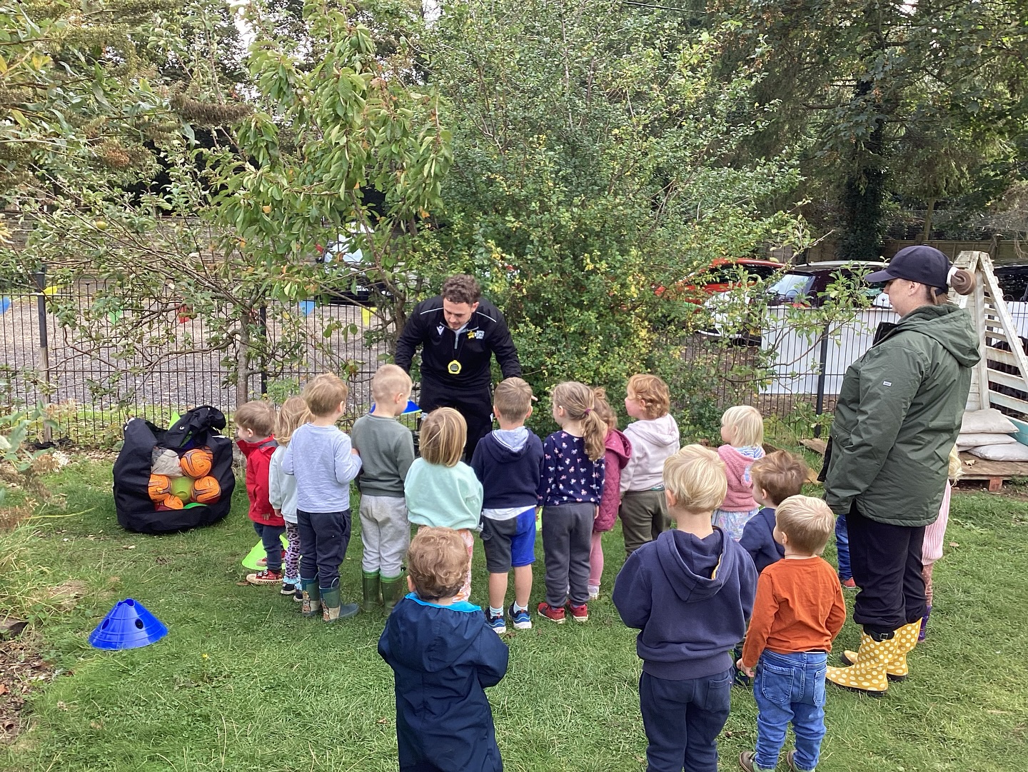 This morning Coach Ellis paid a special visit to the children and engaged them in some fantastic sporty activities. The children thoroughly enjoyed participating in the various activities, including colour recognition and animal-inspired movements like crab walking, giraffe stretching, turtle pacing, and cheetah sprinting and many more activities. This activity greatly enhanced their listening and attention skills, physical development and more. ⭐️
