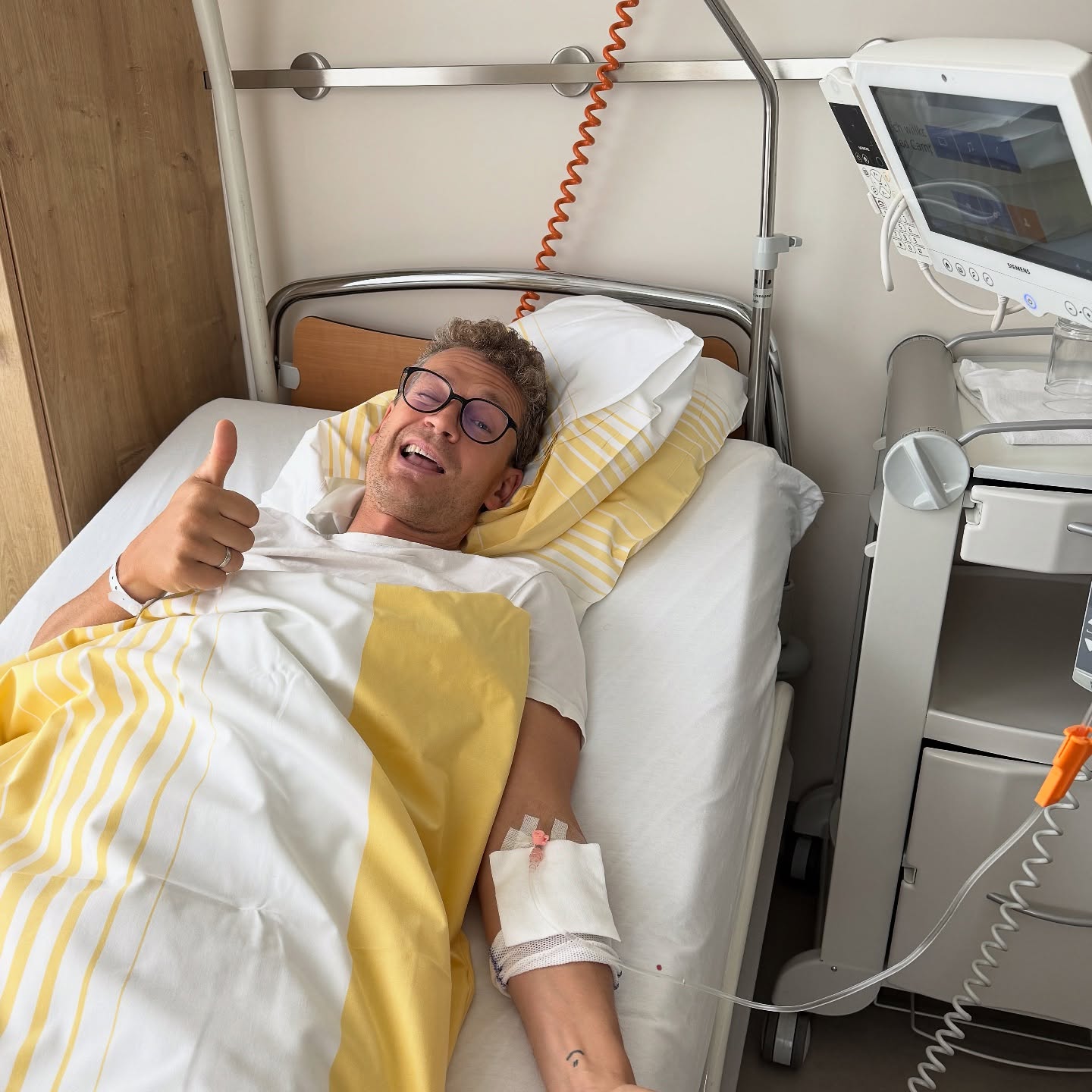 Nicht geplant: Check-in im AKH statt im @hoteleder bei der Pink Ribbon Gala in Maria Alm – irgendwie schon paradox.
Nach Tagen mit heftigen Hals- und Ohrschmerzen und erfolgloser Therapie gibt’s jetzt starke Antibiotika und Flüssigkeit direkt in die Vene – in ein paar Tagen sollte ich wieder fit sein.
Hätten wir noch länger zugewartet, wären der wachsende Abszess, Atemnot und eine schnelle OP die Folge gewesen. Na sakradi - des brauch i wirklich ned.
Danke einmal mehr an meine Traumfrau Olivia ❤️, die mich statt ins Hotel ins Krankenhaus gefahren hat – so wie schon 2019, als mir nach einem Aufprall die Lunge kollabiert war 🍀! Und damit gehe ich wieder von mindestens 6-7 Jahren Ruhe aus 🫣🙏🏻😉!
Krankenhausaufenthalte stehen bei niemandem auf der Bucketlist. Aber wenn man etwas Positives daraus ziehen will, dann das: das Bewusstsein, wie schnell Belangloses belanglos wird – und wie wichtig Gesundheit ist. Denn ohne sie ist alles nichts. Danke. 🙏🏻
#Gesundheit #Dankbarkeit #BucketlistSchmied #LebenIstKostbar #OhneGesundheitIstAllesNichts #ParadoxDesLebens