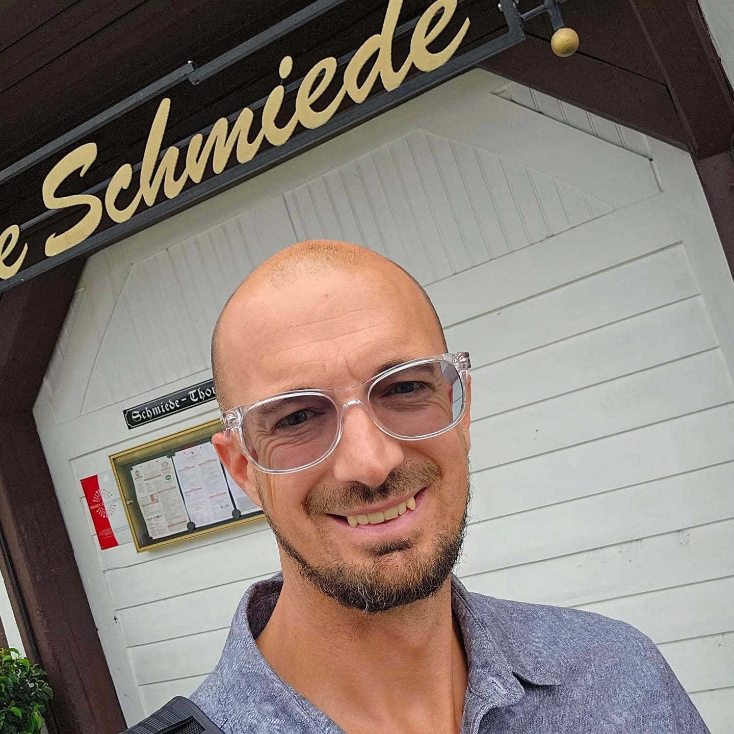 Das stärkste Werkzeug in der Hausverwaltung ist kein Portal und kein Prozess – sondern ein ehrliches „Bitte“ und „Danke“.
Dieses Jahr habe ich bei jeder Eigentümerversammlung mit einem kleinen „Experiment“ begonnen:
Ich habe mir vorgenommen, über Kommunikation zu sprechen. Über so einfache Dinge wie „Bitte“, „Danke“ und Rücksichtnahme.
Klingt banal, oder? Ist es aber nicht.
Wir leben in einer Ellenbogengesellschaft – jeder will schnell, sofort, fehlerlos. Aber so funktioniert Hausverwaltung nicht. Hausverwaltung funktioniert nur miteinander.
Wir in der Verwaltung geben Gas: Wir reagieren schnell, wir sind über unser Portal komplett transparent, wir machen vieles möglich. Aber: „sofort“ geht nicht. Wir sind abhängig von Handwerkern, Dienstleistern, Terminkalendern. Die Abläufe sind komplex.
Und trotzdem: Was den Unterschied macht, ist der Umgang.
Ein „Danke“ an die Eigentümer, die sich einbringen.
Ein „Danke“ an die Verwaltung, die Tag für Tag organisiert, vermittelt und Probleme löst.
Es klingt klein, aber diese Haltung verändert die Zusammenarbeit.
Am Ende geht es nicht um Ellenbogen, sondern um Augenhöhe.
#Hausverwaltung #Immobilien #Kommunikation #Augenhöhe #Respekt