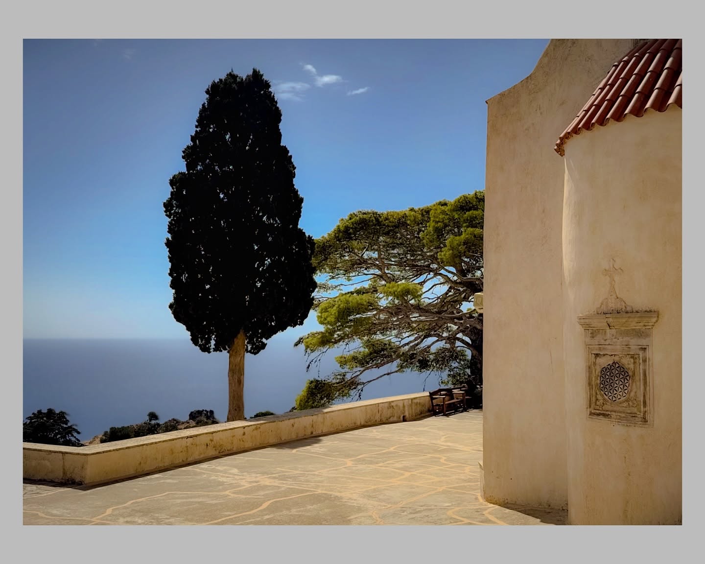 🌿 “It’s in the silent places, far from the crowds, where travel whispers its most beautiful stories. 🌍✨”
#Reiselust #Wanderlust #TravelMoments #Sehnsuchtsorte #ExploreTheWorld #HiddenPlaces #SlowTravel #PhotographyLovers #FineArtPhotography #ArtOfTravel #MinimalArt #LichtUndSchatten #KunstDesAugenblicks #InspirationDaily #MagicInDetails #MindfulTravel #OceanView #IslandVibes #MediterraneanMood #TravelPhotography #igersphotoart #picoftoday #greekislands #crete #preveli #photoart