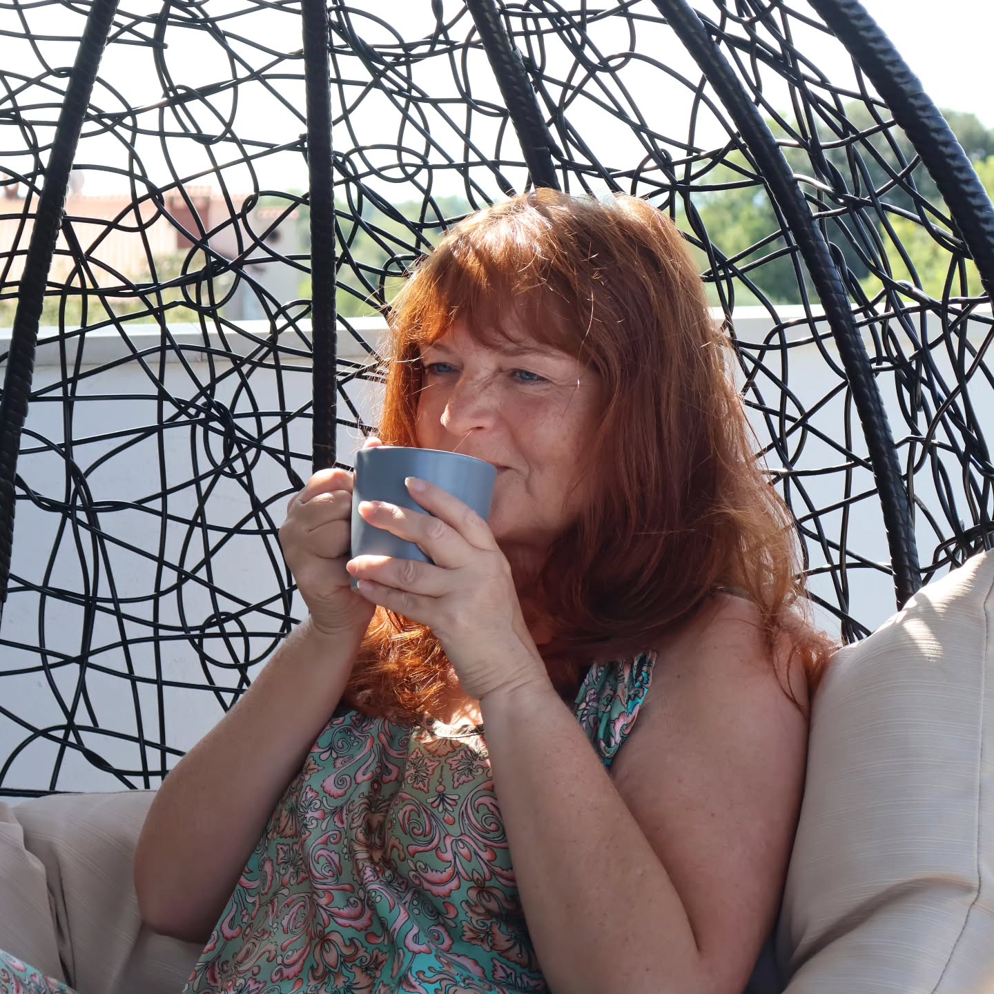 ☕️ Kaffee und Wechseljahre 🌸
Heute ist der internationale Tag des Kaffees ☕️
🔅 Für viele Menschen beginnt der Tag mit einer Tasse Kaffee und ist ein festes tägliches Ritual geworden.
🔅 Doch Frauen in den Wechseljahren spüren immer mehr, dass der Kaffee nicht mehr so gut vertragen wird.
🔅 Die hormonellen Einflüsse können den Konsum von Kaffee stark beeinflussen und körperliche Beschwerden auslösen.
🔸️Hitzewallungen & Herzklopfen🔸️
Koffein kann den Kreislauf anregen und dadurch Hitzewallungen oder Herzrasen verstärken
🔸️Schlaf & Nervensystem🔸️
Viele Frauen bemerken, dass sie empfindlicher auf Kaffee reagieren und Schlafprobleme zunehmen, wenn sie nachmittags oder abends Koffein trinken.
🔸️Knochenstoffwechsel🔸️
Ein hoher Kaffeekonsum kann sich auf die Calciumaufnahme und -ausscheidung auswirken. Wichtig, da in den Wechseljahren das Osteoporose-Risiko steigt.
🔸️Haut🔸️
In den Wechseljahren kann sich eine Histaminintoleranz entwickeln, die nach Kaffeegenuß Hautrötung und Juckreiz auslösen kann.
➡️ Die einen vertragen ihn weiterhin, die anderen nicht. Beobachte dich selbst und nimm die Signale deines Körpers wahr. 🙏
Was kannst du tun?
🔅 Kaffeekonsum meiden oder reduzieren
🔅 Entkoffeinierter Kaffee oder Kaffeealternativen trinken
🔅 Die letzte Tasse am Vormittag oder Nachmittag trinken
🔅 Calciumreiche Ernährung
Die Wechseljahre führen uns in die Selbstbeobachtung. Wir werden uns den Veränderungen bewusst. Daher müssen wir achtsamer mit uns umgehen und auch Dinge, die für uns selbstverständlich waren, nun mit einem besonderen Blick betrachten. 👁
Kaffee bleibt ein Genuss. ☕️ Doch in den Wechseljahren kann ein achtsamer Umgang den Unterschied machen. 🙏
Wie erlebst du Kaffee in den Wechseljahren? Ohne geht nicht oder lieber koffeinfrei?
Herzlichst, deine Rita 💜
#internationalerkaffeetag #kaffeekonsum #kaffeegenuß #wechseljahre #selbstbeobachtung #histaminintoleranz #naturheilpraxis #frauenheilkunde #neckargemünd