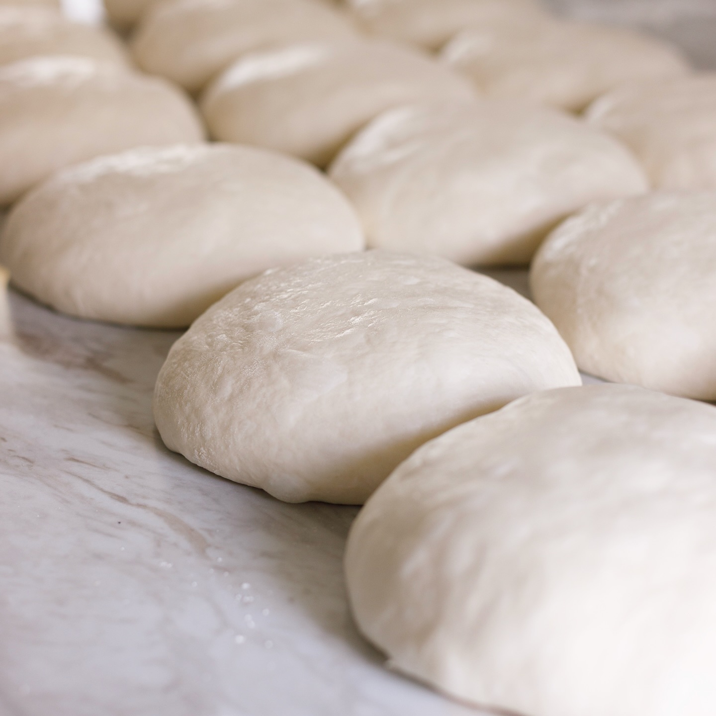 Who’s ready for Fall Flavors?!!
This weeks menu kicks off the beginning of all things fall so check the weekly menus to see what’s new! This week you can find a delivery at Gather on Main Friday and at the @lafarmersmarket on Saturday morning…
Sourdough:
- Classic Plain
- Cheddar Jalapeño
- Bird Seed
- Cranberry Orange
🎃 OCTOBER FLAVOR OF THE MONTH: SAVORY PUMPKIN!!
Focaccia Slices: Cinnamon Roll
🍪 Chocolate Chip Cookies
Macaron Sets:
- Lavender Latter
- Peanut Butter Chocolate Chip
- Apple Pie
** item availability will vary based on location so if there’s something specific you’d like to reserve, leave a comment below!
See y’all this weekend!
#sourdough #frenchmacarons #homebaker #cottagebakery #fallbaking #farmersmarket