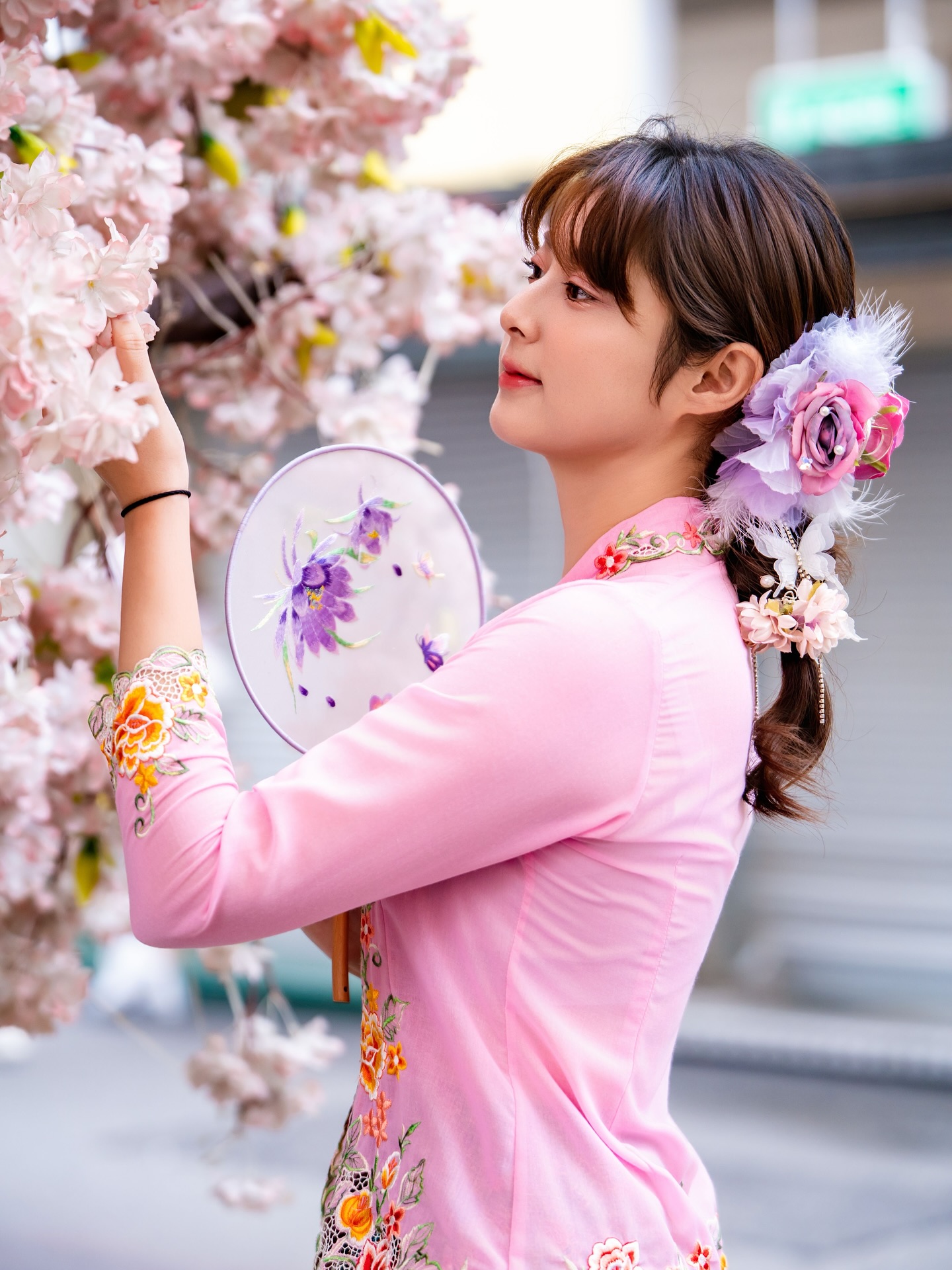 Peranakan-inspired portraits are here to stay, and for good reason. Unique, culturally rich, and effortlessly feminine.