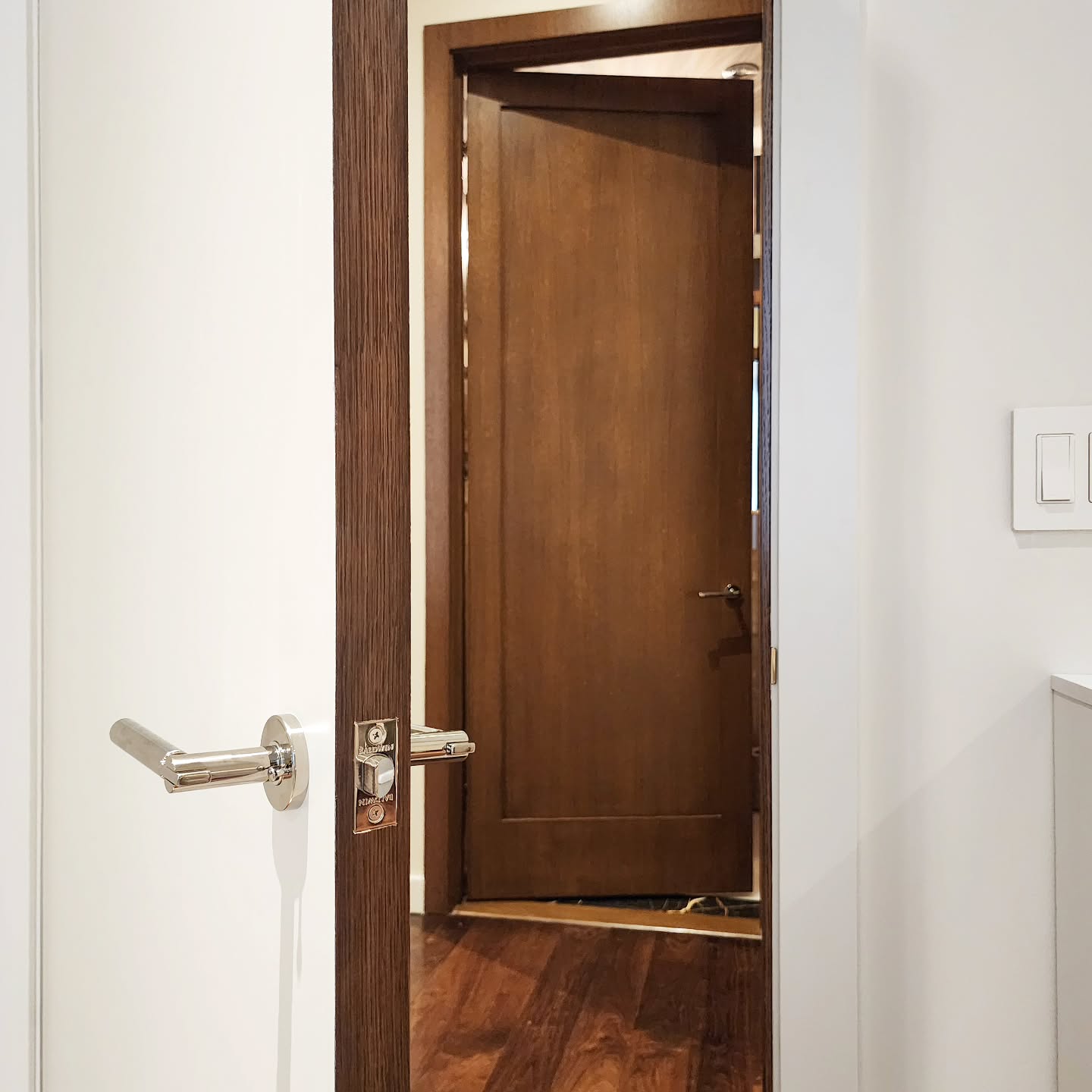 Custom-made doors - split finish wood veneer + satin lacquer 🤎 🤍 perfectly paired with lever sets from @baldwinhardware
Thanks to @studio_kravt for allowing us to be part of their vision ✨️