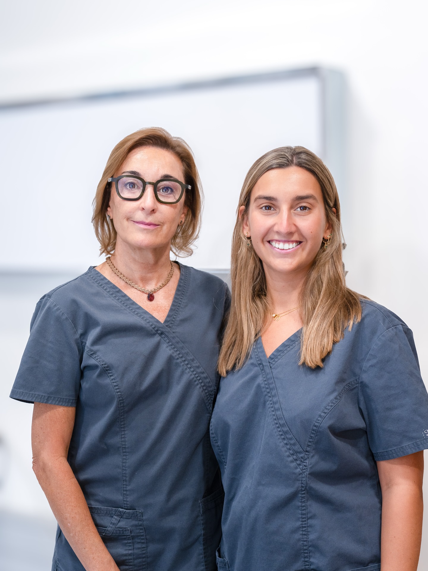 Clínica Tresserra nace con la vocación de aunar tradición e innovación a través de sus co-fundadores y su equipo clínico.
El Dr. Luis Tresserra Llauradó, octava generación familiar de médicos, la Dra. Marta Tresserra Massé, novena generación y la Dra. Anna Tresserra, décima generación hacen que la tradición y la innovación vayan de la mano.
Actualmente, la Dra. Marta y la Dra. Anna dirigen Clínica Tresserra junto a su equipo clínico multidisciplinar, una clínica dental llena de profesionales de alta especialización.
¿Conoces a nuestro equipo? 🤗
Si quieres conocer a todo nuestro equipo puedes leer sobre ello en nuestra web 🧑💻
#clinicatresserra #clinicadentalbarcelona #clinicadental #fisuralabiopalatina #fisurapalatina #fisurados #cirugiamaxilofacial #equipodental