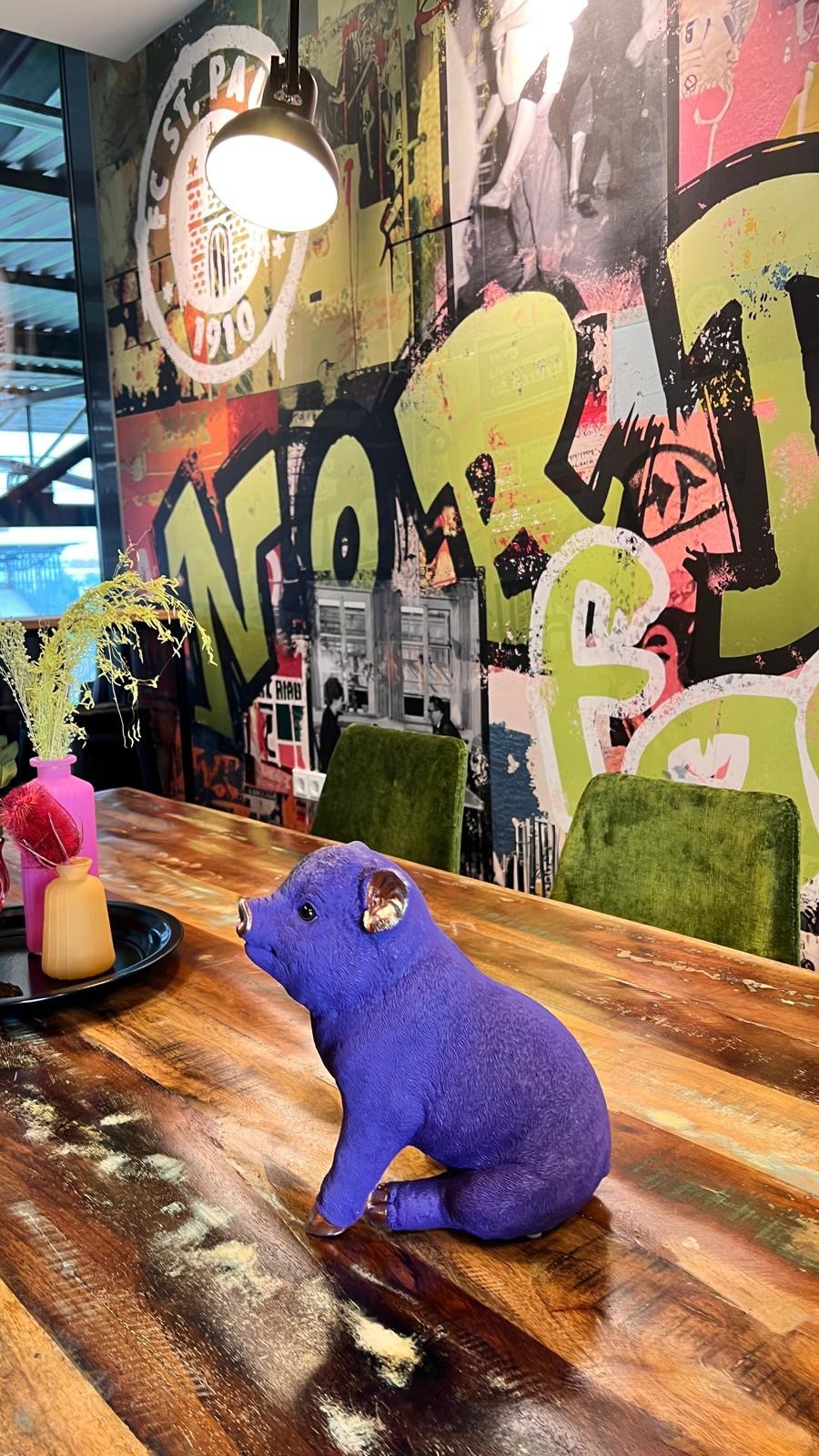 ✨ Statement Walls ✨
Jede Wand ein Statement – von Urban Art über coole 3D-Strukturen bis hin zu tropischen Vibes. 🖤💛💚
Ob Meetingraum, Lounge oder Kreativ-Ecke: Diese Tapeten sind echte Hingucker und bringen jede Menge Charakter ins Office. 💥
➡️ Swipe durch & lass dich inspirieren – welche Wand ist dein Favorit? 🌿🎨
#InteriorDesign #OfficeInspiration #WorkspaceGoals #DesignLovers #ModernInterior #OfficeVibes #InteriorGoals
#Tapetenliebe #WallArt #StatementWalls #WallpaperDesign #CreativeWalls #BoldWalls #WallDecor
#UrbanStyle #LoftVibes #IndustrialChic #ColorfulInteriors #HappyWorkspace #FeelGoodDesign
#Inspo #HomeAndLiving #DesignInspiration #StyleYourOffice #InteriorAddict #DecoLovers #InteriorCrush