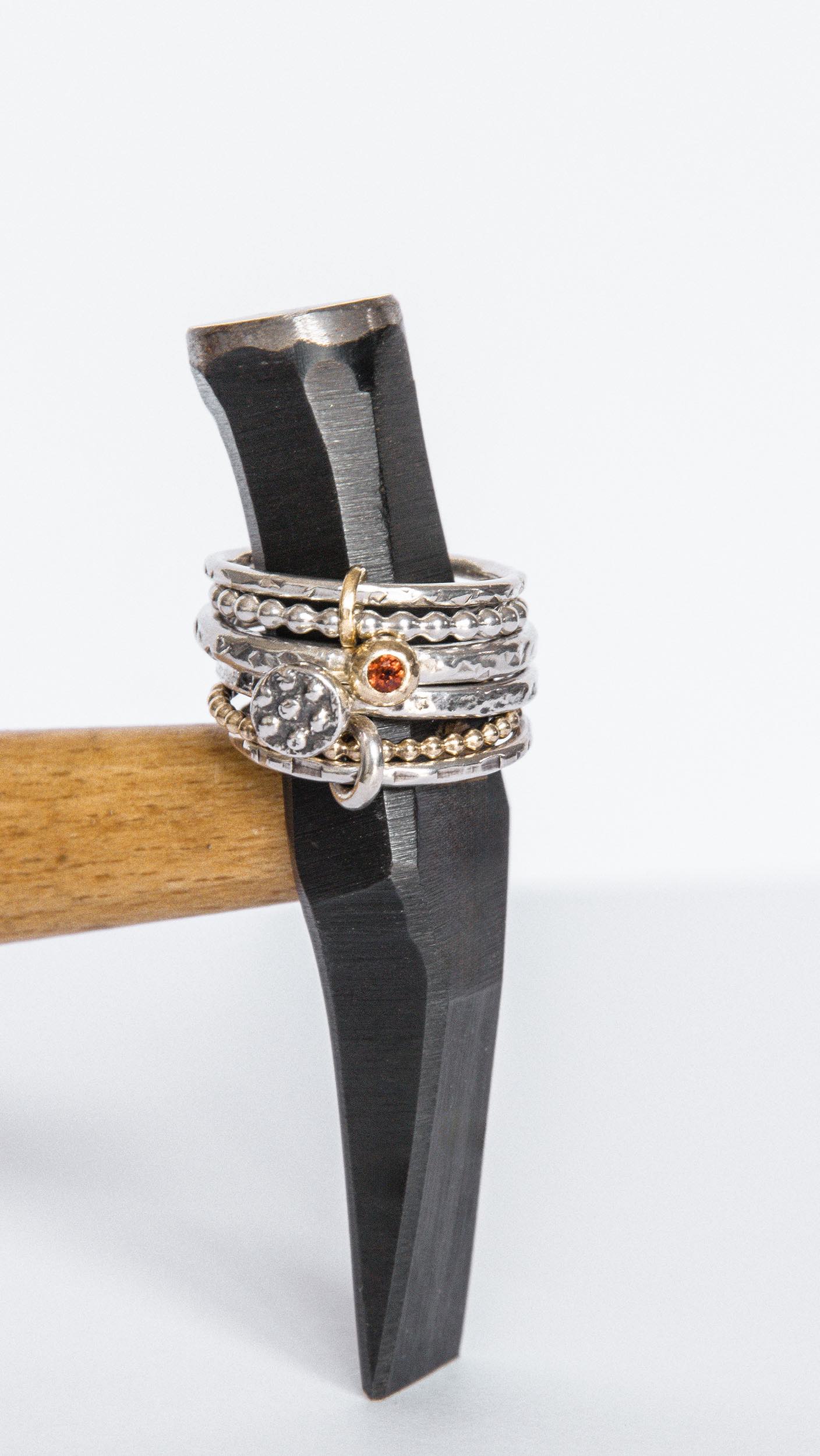 Connaissez-vous les Stacker?
Une façon de jouer avec des composition de bijoux de façon unique et toujours différente.
À l’Atelier Forma Prima je vous propose aussi des modèles classiques, intemporels, dans un style signature authentique.
Forma Prima — Reliques Contemporaines
#bijouxcreateur #bijouxargent #bijouxfaitmain #jewelrymaker #creatricedebijoux #elegantjewelry #baguesargent #ateliercréateur #formaprima #creatricedebijoux #faitmain