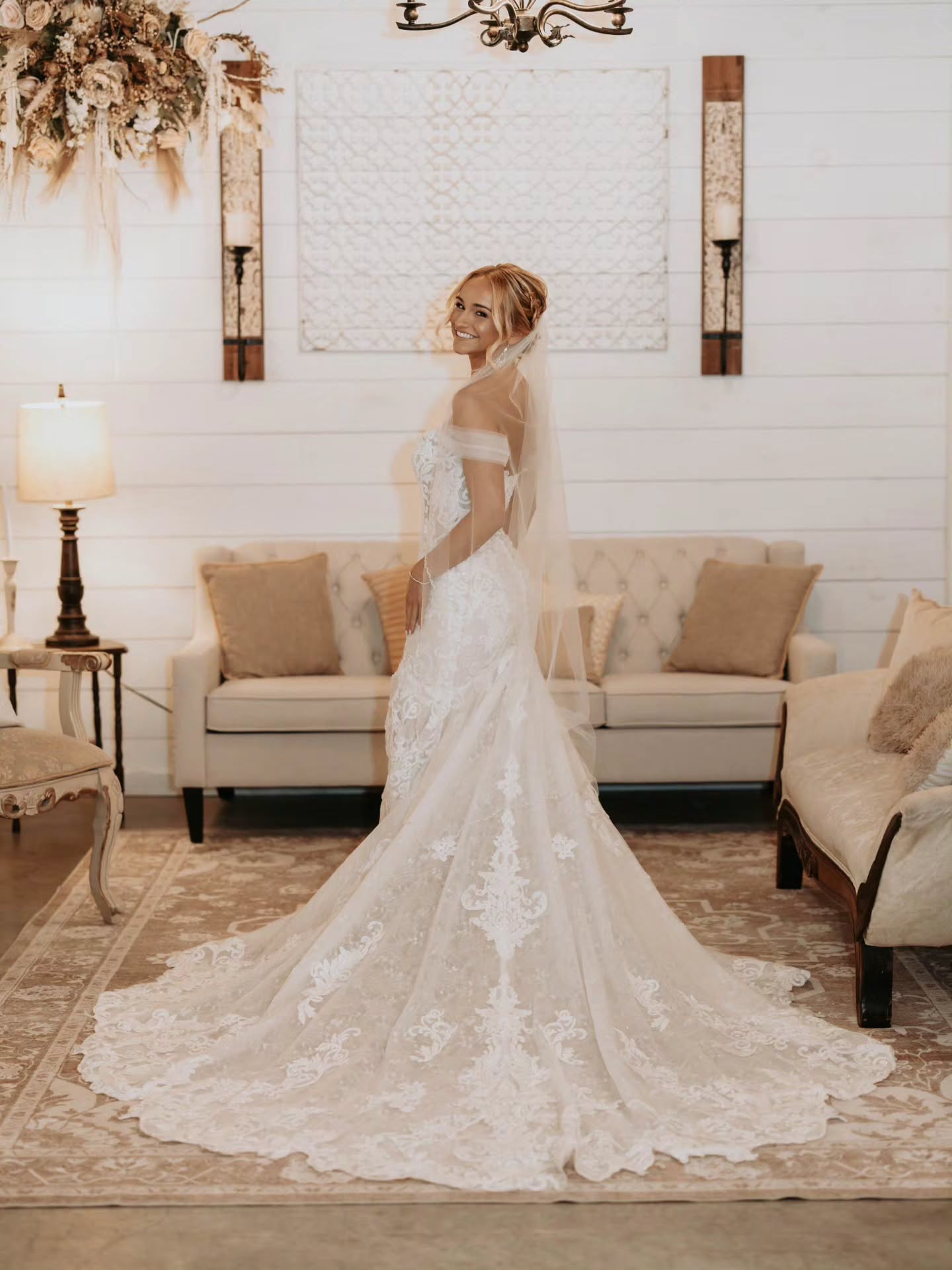 Have you seen the new bridal space at @farm_at_bentley_fields Farm😍 ?
Makeup & Hair : @braidsandblushtn
Model: Liz
Attire: @thetrinketsandtreasures
Coordinator Collaboration: @love_ever_after
Memorable Expressions @amanda_wright_01
#bridalsuit #bride #southernwedding #Gown