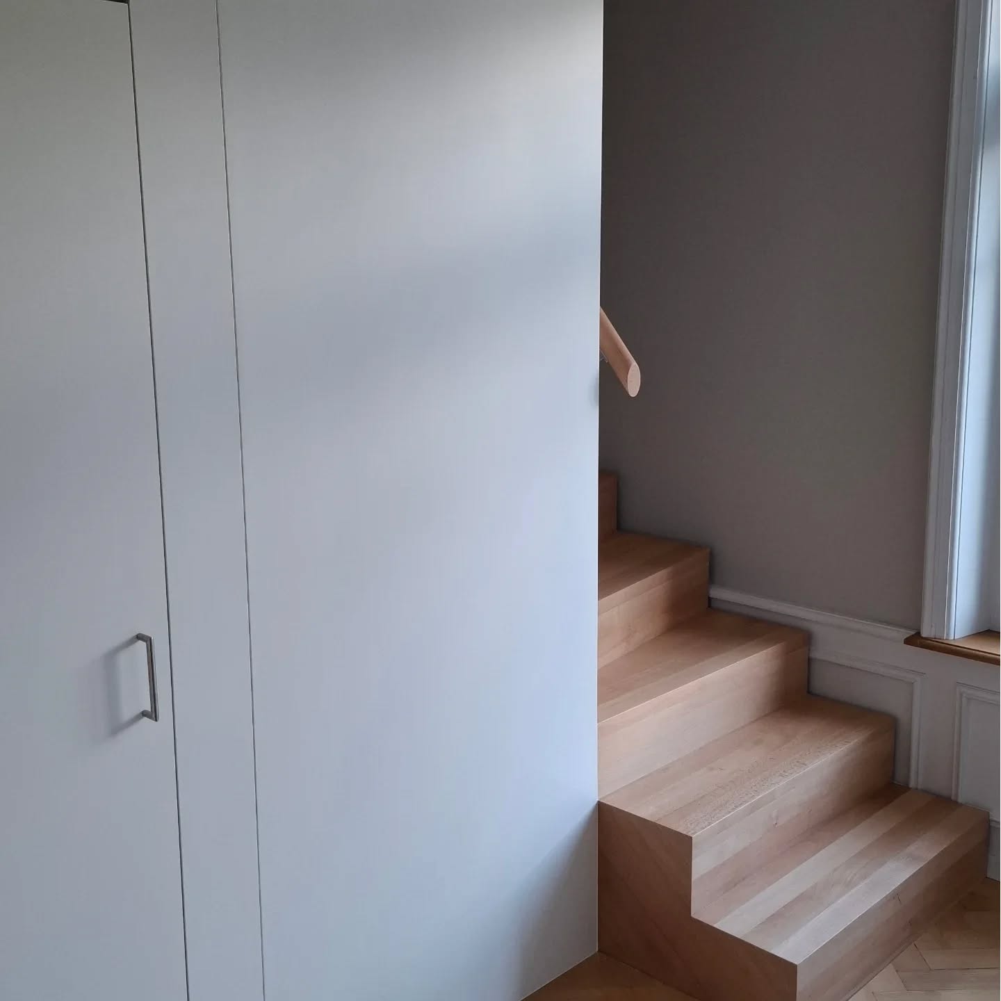 Transformer sans dénaturer : notre défi dans cette maison de caractère 🏡
Le propriétaire nous a confié une mission délicate : créer un escalier moderne tout en préservant chaque moulure, chaque boiserie ancienne.
Notre réponse ? Un escalier en hêtre aux lignes épurées qui dialogue avec l'histoire des lieux plutôt que de l'effacer.
🔍 Chaque détail compte : des angles parfaitement ajustés, une bibliothèque qui épouse l'espace, un réduit dissimulé derrière la structure... L'art de la menuiserie, c'est aussi savoir optimiser chaque centimètre carré.
💭 Swipez pour découvrir les finitions qui font la différence →
Vous rénovez une maison ancienne ? Quel est votre plus grand défi : concilier ancien et moderne, optimiser l'espace, ou trouver le bon artisan ?
#escaliersurmesure #menuiserie #renovationmaison #artisanat #aménagementintérieur