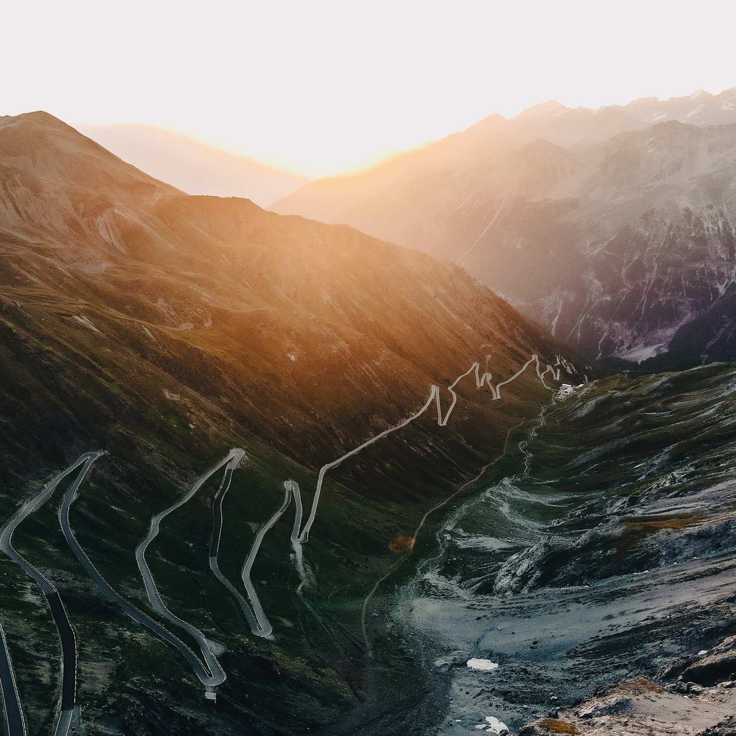 📍Passo dello Stelvio, Itália
Um dos lugares mais impressionantes do planeta. Não só pelas 48 curvas que desafiam os sentidos, mas pela imensidão que se abre diante dos olhos a cada metro de altitude.
Entre os picos nevados e o som do motor ecoando pelos Alpes, o Stelvio é mais que uma estrada. É um ritual. Um destino que transforma qualquer viagem de moto em uma jornada inesquecível.
Se você ama liberdade, natureza bruta e estradas que contam histórias… coloque esse nome na sua lista.
🌍 2.757 metros acima do mar
🛣️ 48 curvas cotovelo
🏍️ O coração do mototurismo europeu
Já imaginou acelerar aqui?
#PassoDelloStelvio #Mototurismo #ViagemDeMoto #TourDeMoto #XtradaExpeditions #BMWGS #RoteiroDeMoto #AlpesItalianos #StelvioPass