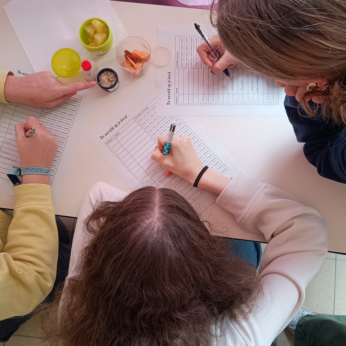 ✨ Onze vierdes proefden letterlijk de link met het eerste thema uit hun cursus Historisch bewustzijn! ✨
Met hun zintuigen (👀👃👅) ontdekten ze de herkomst van producten die vandaag heel gewoon lijken: cacao, maïs, rijst, thee, koffie, kaneel, nootmuskaat … 🌱🍫☕
Waar komen ze vandaan? Hoe zijn ze bij ons terechtgekomen?
Zo werd de start van het eerste hoofdstuk — de Europese expansie — niet alleen leerzaam, maar ook héél smakelijk! 🌍📖
#geschiedenis #europeseexpansie #ontdekkingsreizen #samenontdekken #EinsteinAtheneum #uitdagendcreatiefkritischbetrokken