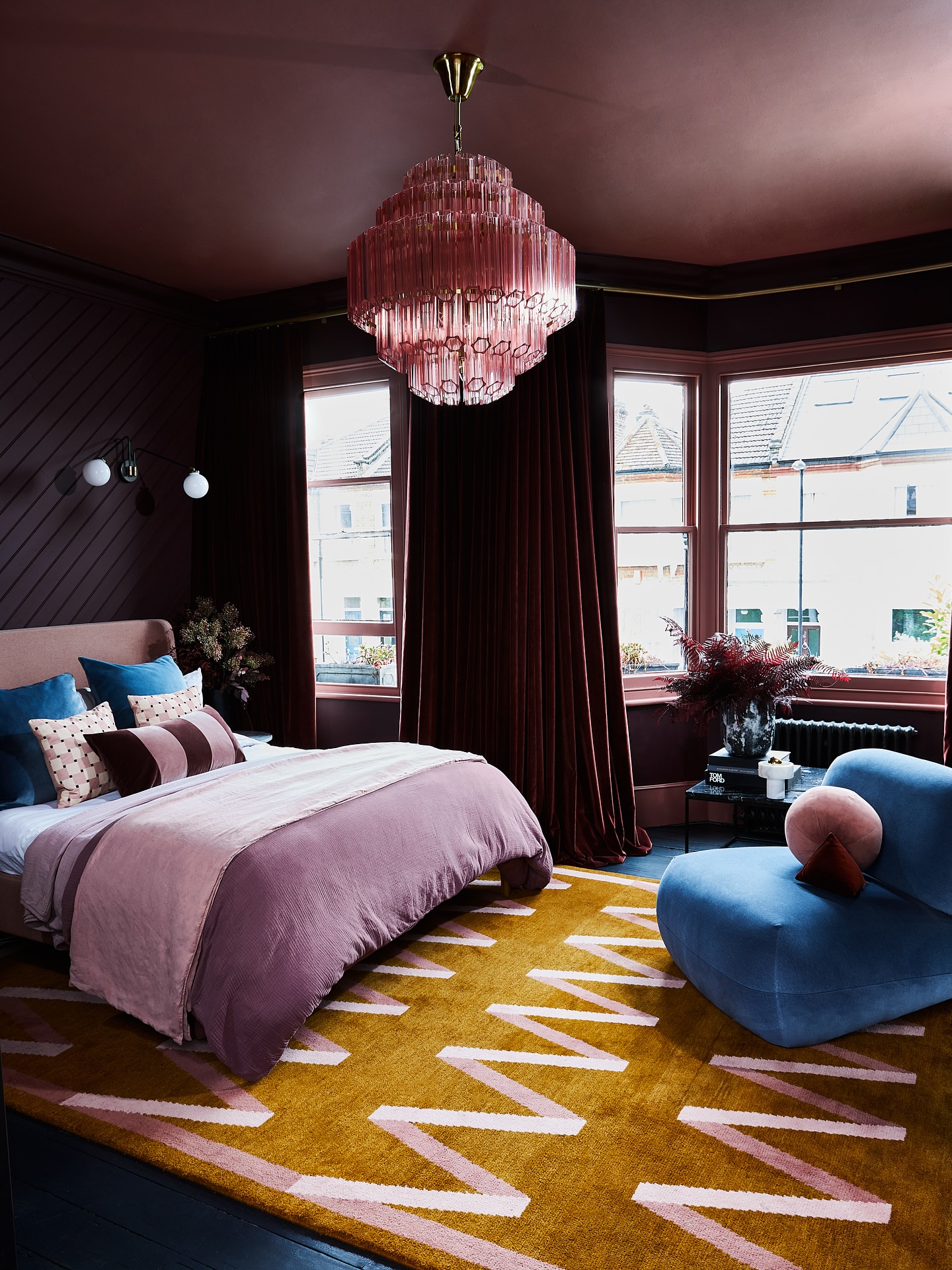 AUTUMN LOADING… and honestly, I couldn’t be happier. A little tour of our warm and cosy bedroom in stills. Back from an epic trip (more to come!) – but this weekend it’s all about home. There’s nothing quite like returning to a bedroom you truly love. Summer’s out, snuggles are in.
Design and styling @andthentheywentwild
Photography @still_loljohnsonphotography