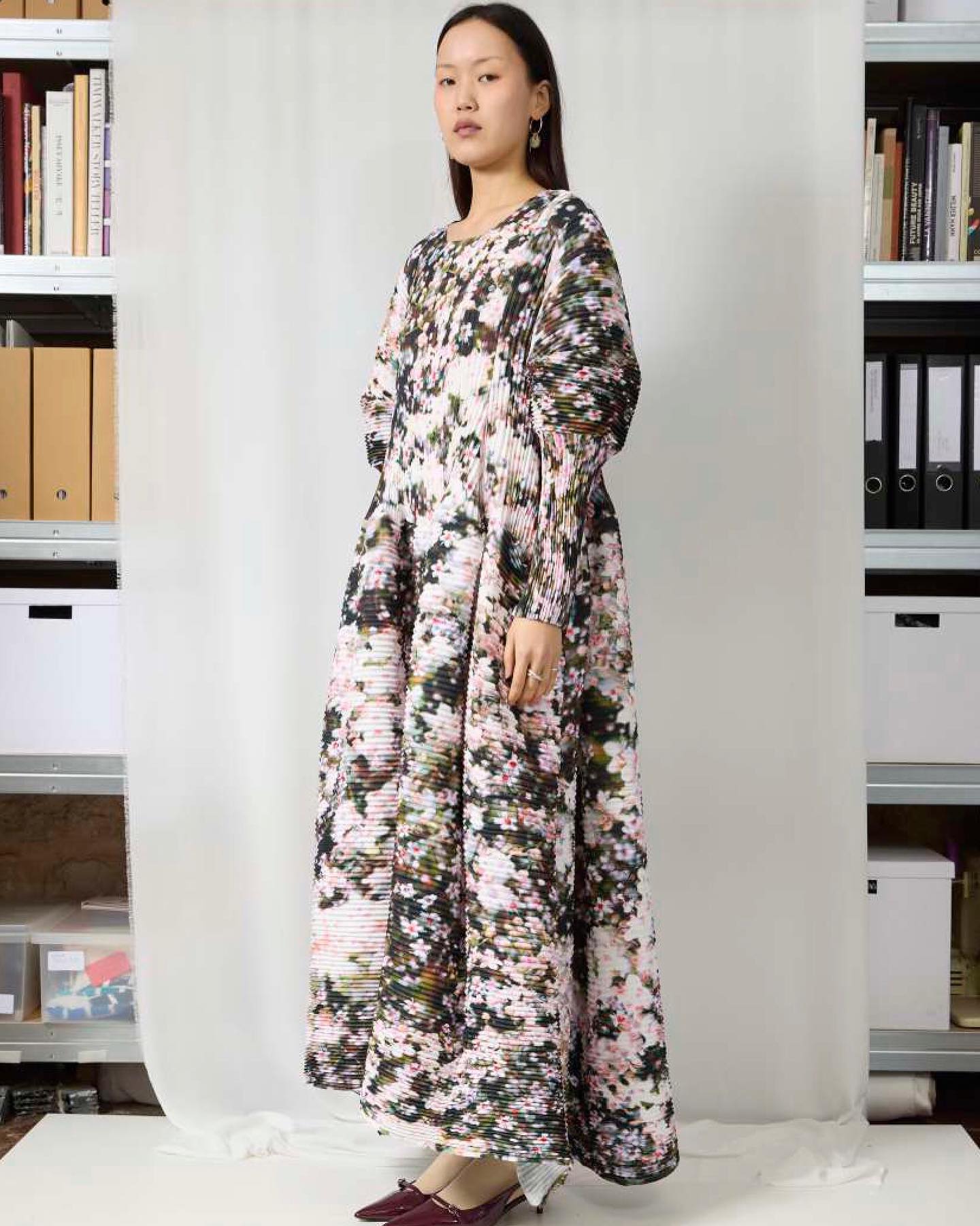 PUMP UP THE VOLUME 💨 #AW25 has dropped at @julia__heuer ! Tartan Twigs captures a fresh mix of geometric and floral hand-pleating clashed with fuzzy knits, voluminous silhouettes and novel layering. Open for #SS26 appointments right now in Paris @parisfashionweek - Contact us to book a walk-through.
Photo @toby.st
Model #Zaya
#juliaheuer #showroom #showroomappointments #parisfashionweek #contemporaryfashion #luxury #nichebrands #shibori #pleats #printdesigner #print #luxurylabels #artisanal #artisanalfashion #luxuryretail #avantgardefashion #sustainablefashion