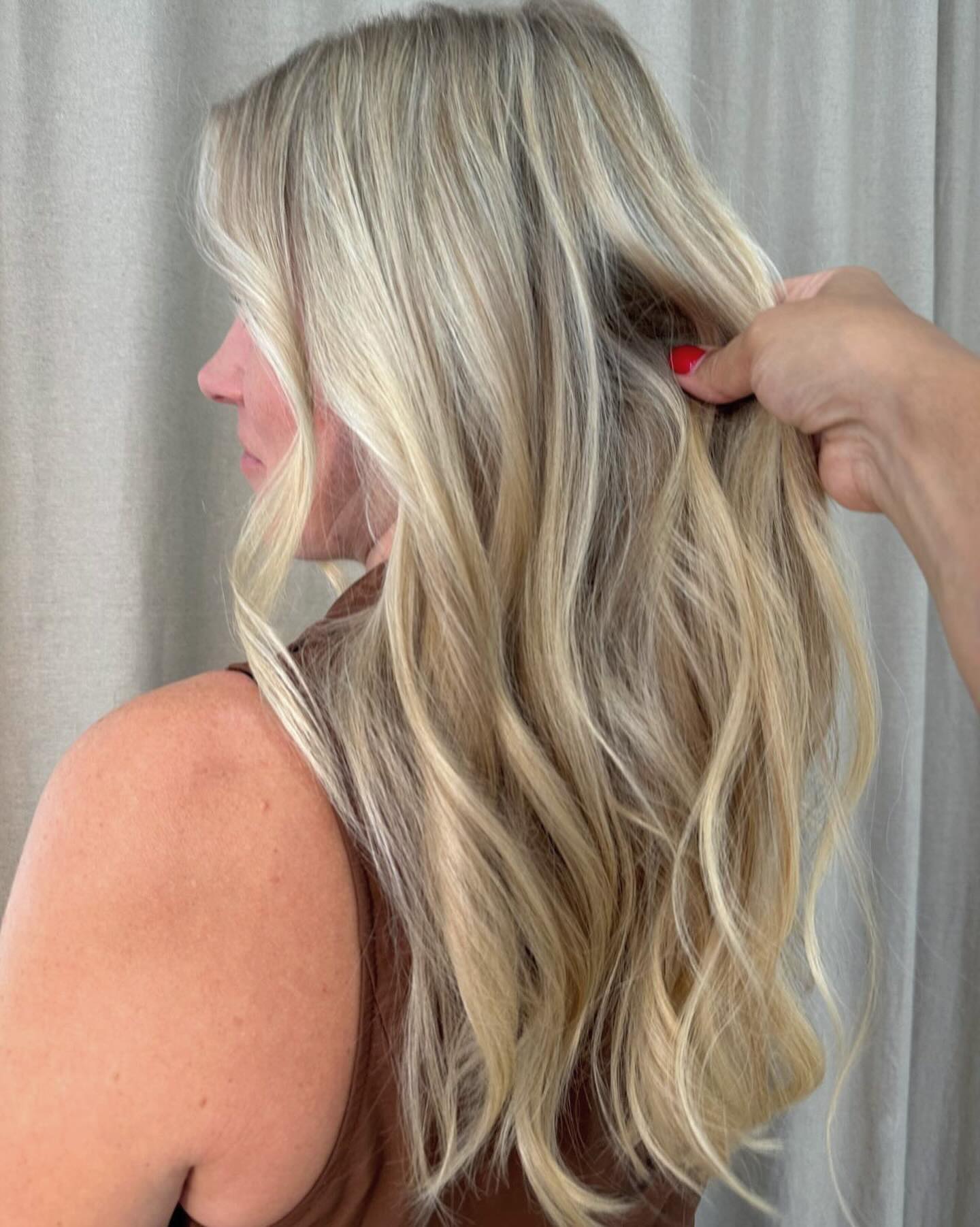 NATURAL HIGHLIGHTS 🙌✨
Hair by Janet Axu
#hairdresserpalmademallorca #salonnume #citycenterpalmademallorca #sindicatpalmademallorca #highlights #coloristaprofesional