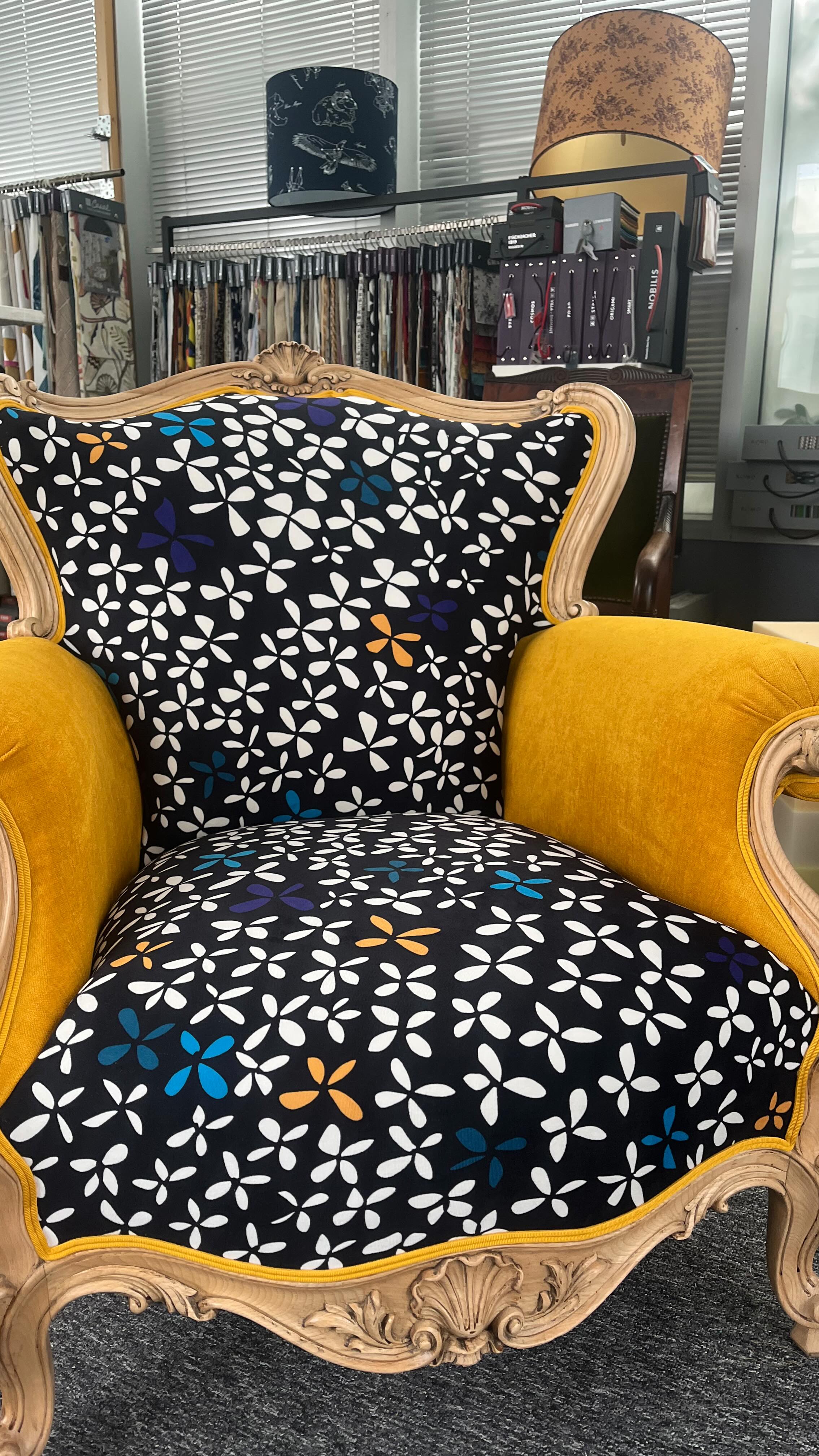 Gros rafraîchissement d’une salon régence . Aerogommage , vernis mat incolore , changement de couverture avec le tissu flower de chez @zephyr_and_co_ tissus unis Amara de chez @casaltissus finition double passe poil de chez @houles_official . La suite est à venir #tapissiere #hupholstery #artisanatfrançais🇫🇷 #artisanatdart
#tapissierdécorateurvalenciennes
#valenciennes #lille #mons #Denain #cambrai #saintamandleseaux
#trithstleger
#letempsdunemetamorphose
#letempsdunemetamorphose
#déco #tendance #tapissierdameublementensiege #styleregence #fauteuil #canapé #relooking .