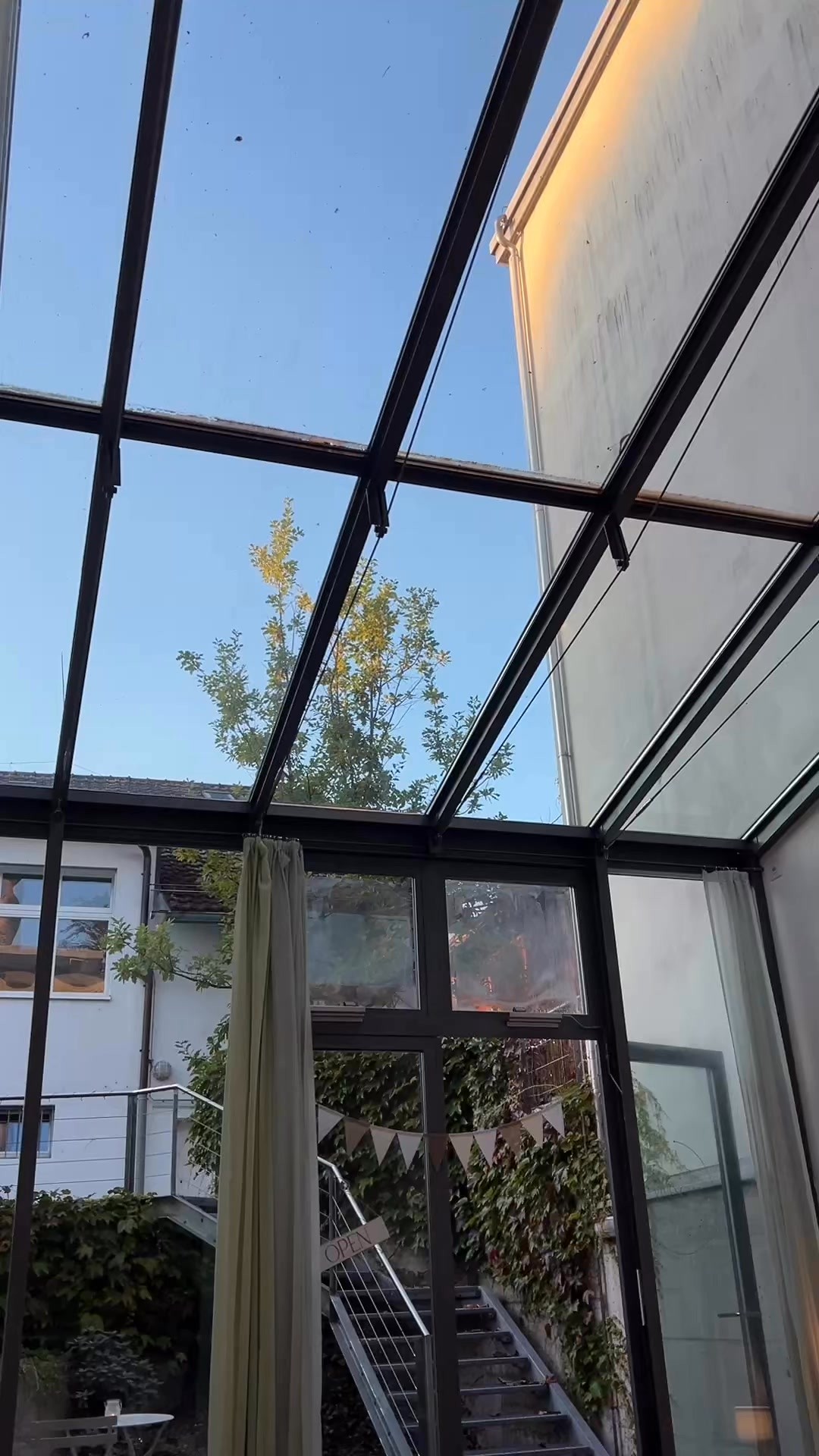 ✨ Gestern Abend wurde bei Vivescam ein besonderer Geburtstag gefeiert – mit einem kreativen Schmuck-Workshop! 🎉
Das Geburtstagskind hat ihre Freundinnen zu einer gemeinsamen Auszeit eingeladen, voller Glanz, Lachen und einzigartigen Schmuckstücken. ✨💎
👉 Ob Familienfeier, Geburtstag oder Junggesellinnen-Abschied – bei Vivescam wird Dein Anlass zu einem unvergesslichen Erlebnis. Alle Infos findest Du über den Link in Bio! 💫
#vivescam #geburtstagsfeier #junggesellinnenabschied #familienfeier #kreativzeit #schmuckworkshop #edelsteinschmuck #handmadeschmuck #atelierzeit #zürioberland #bubikon #hinwil #stäfa #wetzikon #zürichsee #zürichoberland #schweiz