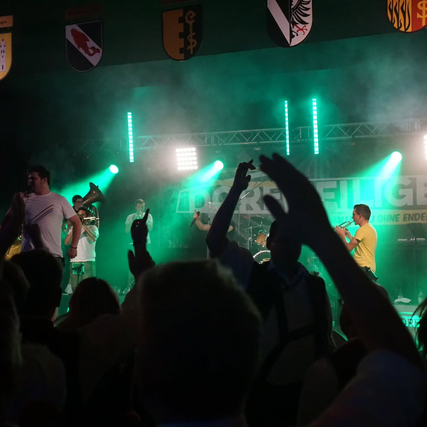 Schemmerhofen, ihr wart der Wahnsinn 🤯🎉
Vom Schlagerstrudel bis zu spektakulären Tanzeinlagen war hier alles dabei 🚀
Ihr habt so grandios mit uns abgefeiert und getanzt, wir hatten einen riesen Spaß! Tausend Dank @musikvereinaltheim 🥰
Und morgen geht's schon wieder weiter 😍🔥 wir sehen uns auf dem Bezirksmusikertreffen in Tafertshofen! @bmt.tafertshofen.2025 @musikverein.tafertshofen 🎺🍻
#dorfheilige #schemmerhofen