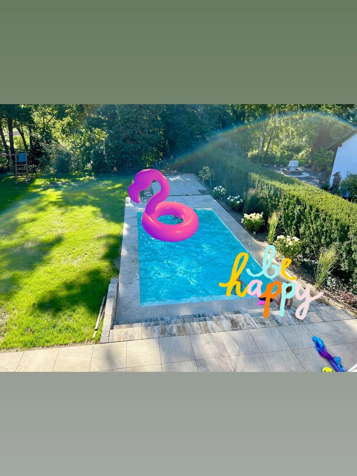 Bei dieser Poolanlage hatten wir so viel Spaß, denn es gab hier ein paar Kids die es kaum erwarten konnten, endlich ins Wasser 💦 zu springen! 😍
Was gibt’s denn schöneres als leuchtende Kinderaugen? 🥰
Diese Freude kommt auf den Fotos trotz Emojis rüber😍
Wir lieben so entspannte Kunden die unsere Arbeit wertschätzen und uns mit unserer langjährigen Erfahrung vertrauen! 🥰
Danke für euer Vertrauen und allzeit viel Freude mit eurem neuen Outdoor-Wellnessbereich!
#poolgarten #outdoorliving #outdoors #outdoorlife #swimmingpools #schwimmbadbau #neumarktinderoberpfalz #nürnbergerland