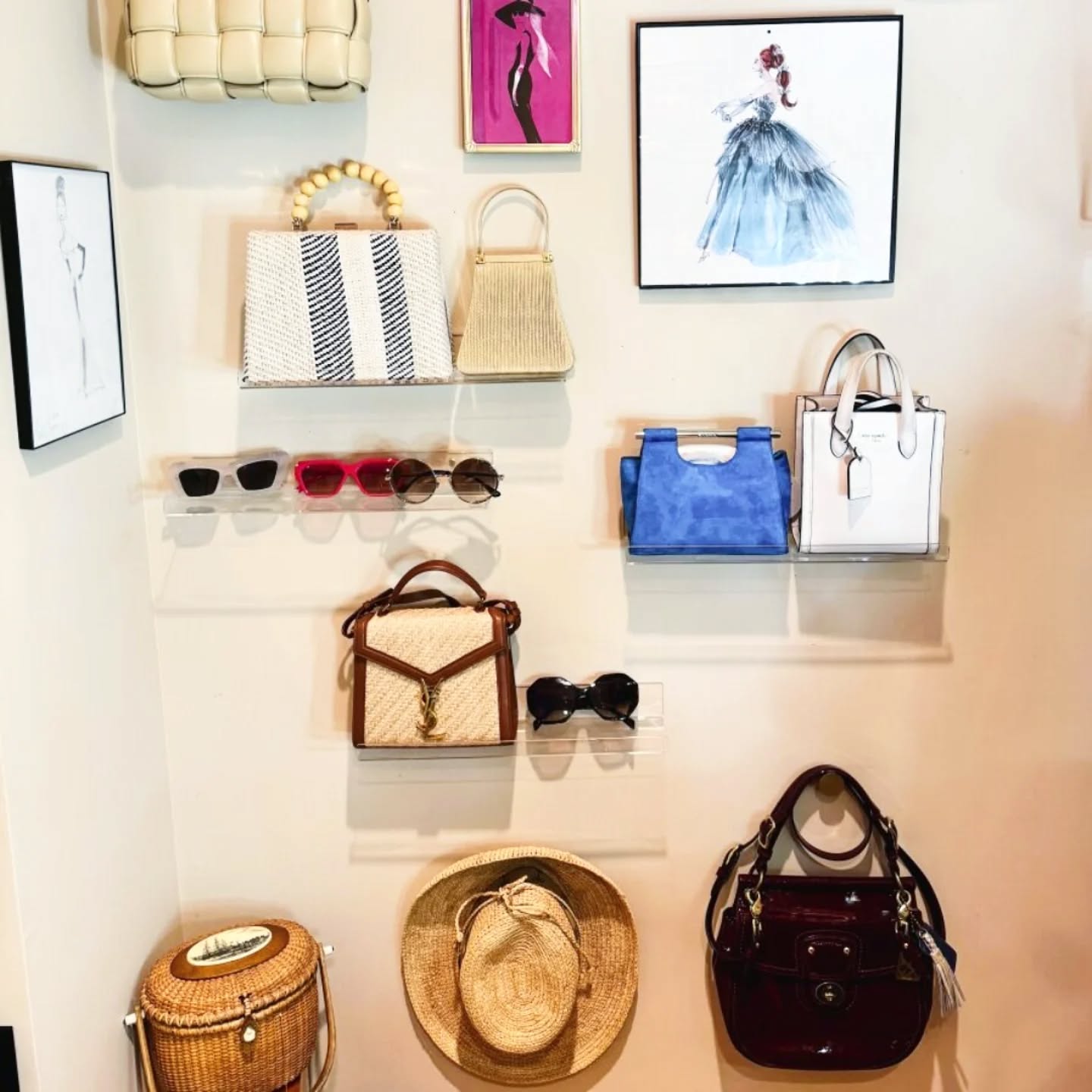Raise your hand βπ» if you need a styled purse and accessory wall.
#organizingobsession #organizeyourstuff #closetorganization #professionalorganizer #bayareaorganizer #amscotthome