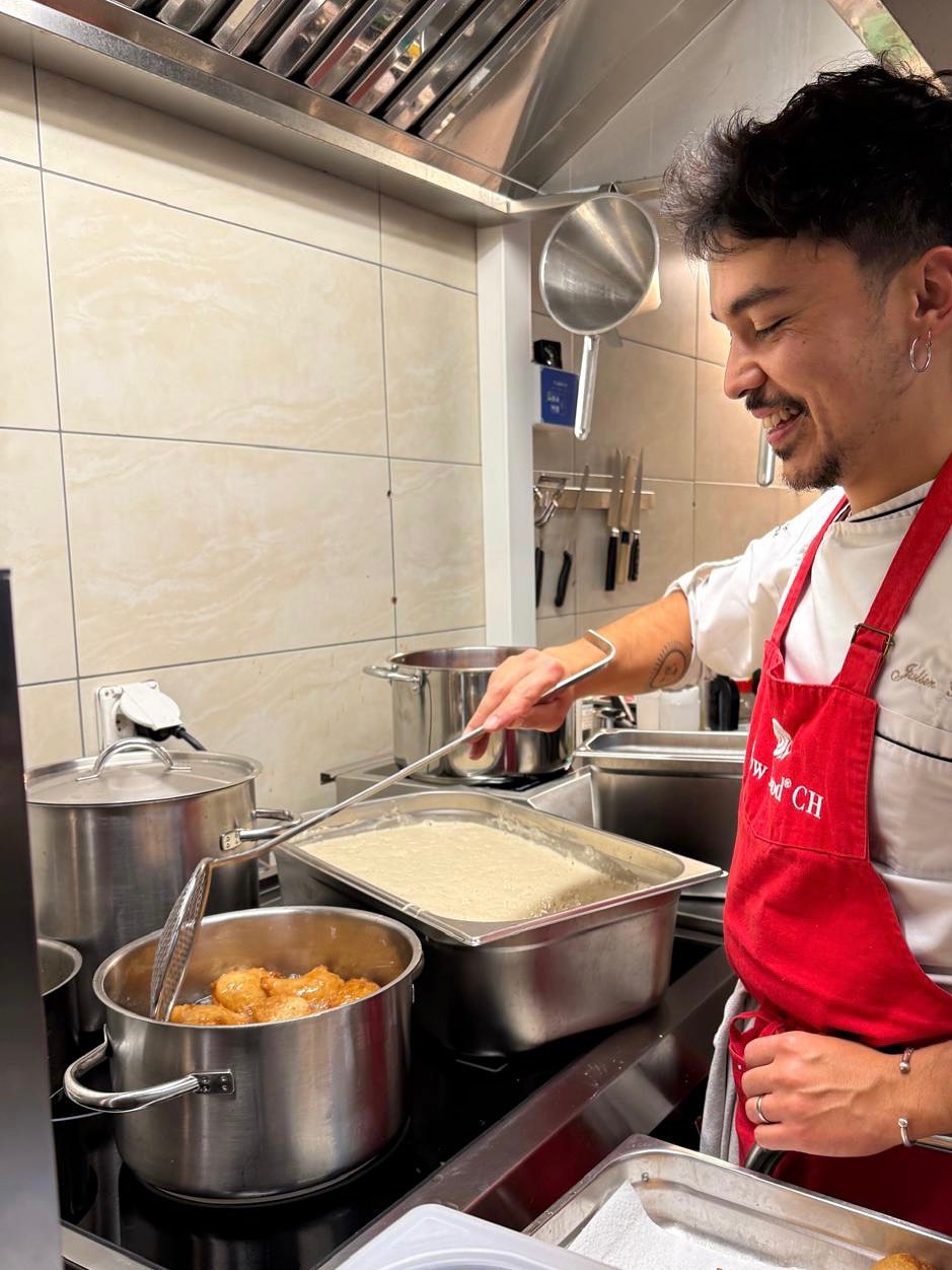 Experimenting new flavors 💥
• Yovo doko, beignet béninois au sucre vanillé, une dinguerie !!
• Ablo, petit gâteau béninois à la farine de riz cuit vapeur, servi avec une sauce dja, sauce tomate ultra réduite au gimgembre. Moelleux et réconfortant !
Petit touche perso, ajout de farina bonna (farine de maïs torréfié du Tessin) en topping, pour un délicieux petit goût de pop corn en plus 🍿
#mariagebéninois #slowfood #farinabona