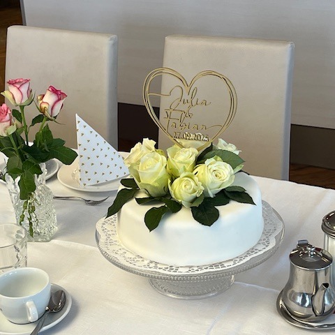 🍰☕🍾🥂So geht Hochzeit im Café Bergmeister: Liebevoll eingedeckte Tische mit zarten Blumen und edlem Geschirr, die eine gemütliche und festliche Atmosphäre schaffen. Dann das Highlight – die Hochzeitstorte – ein Meisterwerk des echten Konditorhandwerks! 🎀
Dazu servieren wir eine Auswahl an leckeren Kuchen und Torten zum Kaffee, die jeden Gaumen verwöhnen. Egal ob Käsekuchen oder fruchtige Leckereien, hier ist für jeden etwas dabei! Um das Ganze abzurunden, erwarten euch köstliche Horsd'œuvre, die perfekt zum Anstoßen mit Familie und Freunden passen.
Wir vom Café Bergmeister sorgen dafür, dass eure Hochzeit ein unvergessliches Fest wird – geschmacklich und atmosphärisch! Also, lasst euch verwöhnen und genießt euren ganz besonderen Tag! 🥰❤️
#bergmeister #cafébergmeister #rosenheim #bäckereibergmeister #handwerkskunst #genuss #hochzeitstorte #hochzeitstafel #feiern
