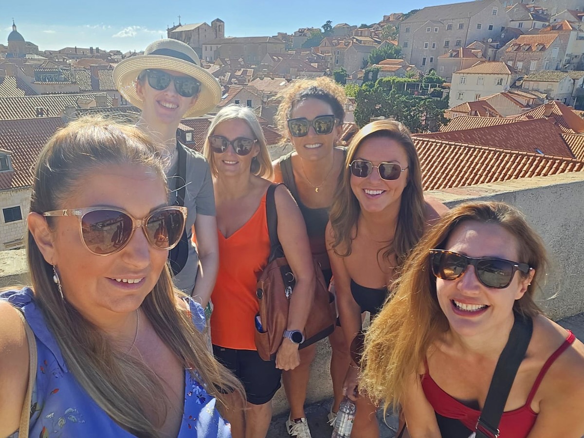 Big love to these absolute Queens for a special Croatia trip 💕can’t wait for the next one! 🤩
#totravelistolive #bebravewithyourlife #stepoutofyourcomfortzone #womanpower #travelqueen #solofemaletravel #sofetravel #grouptravel #travelqueen #pov