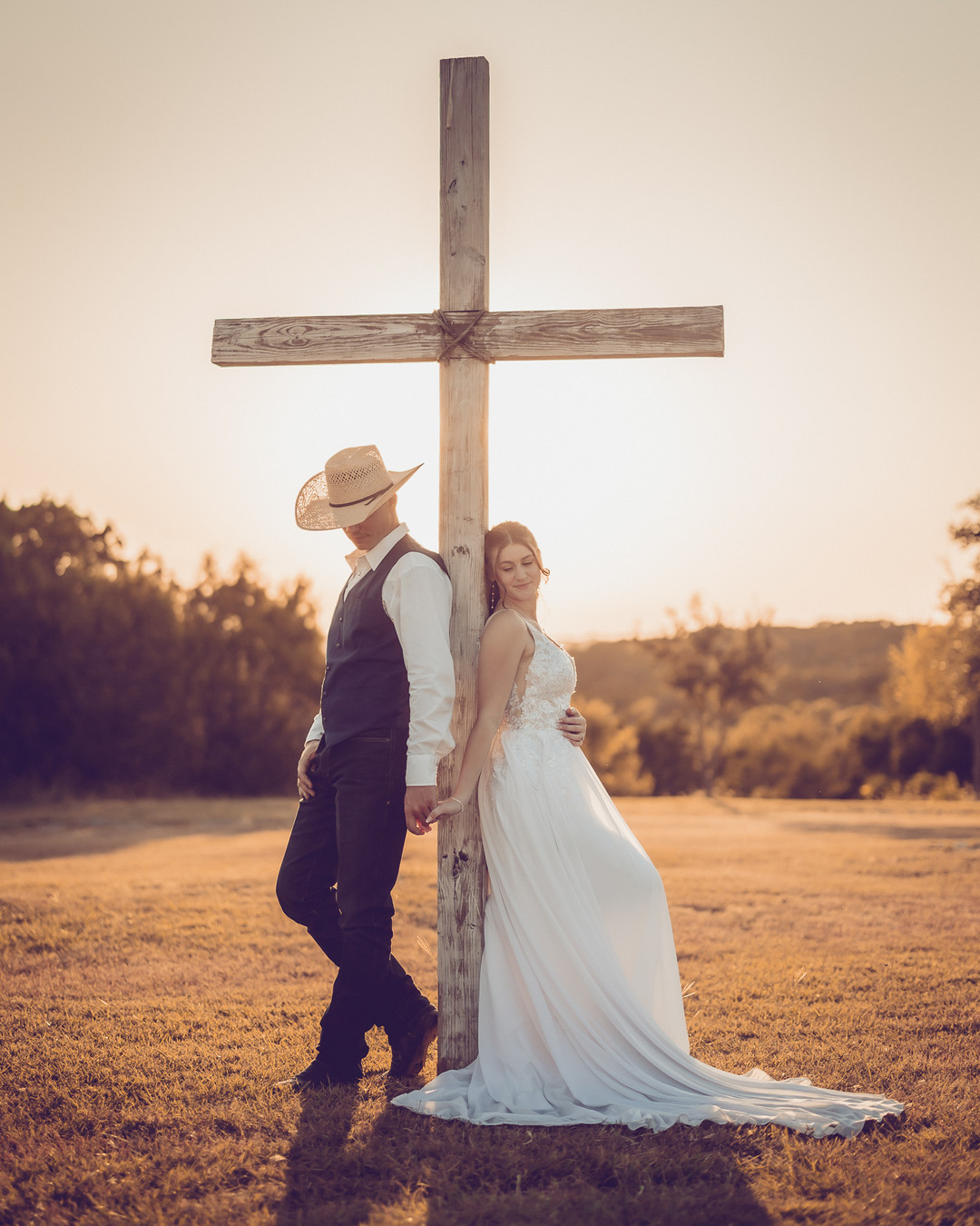 Thinking about your DFW wedding? A local photographer offers more than just a service; they become a partner in capturing your beautiful moments! With their unique knowledge of the area, they know the best spots for stunning shots. Trust the experience! 💍✨ #DFWWedding #WeddingPhotography #HouseOfLightPhotography Link in Bio