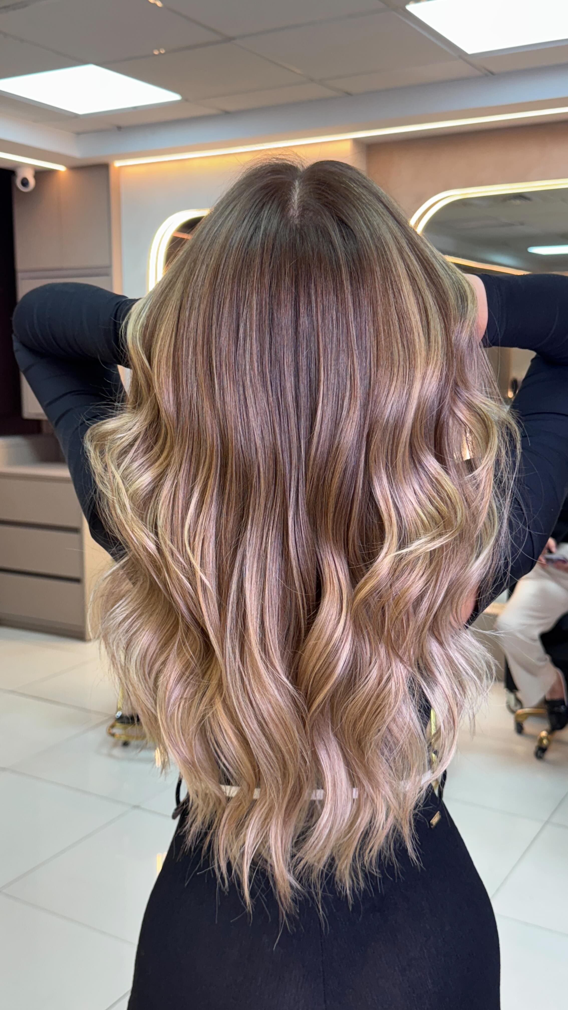 VANILLA LUXE ✨ @karla_nicole.a
De un tono natural profundo a un rubio beige luminoso, sofisticado y lleno de movimiento.
💎 Cuidamos cada hebra con Bond Rebuilder para mantener la fuerza y el brillo durante todo el proceso de iluminación. @alfaparfmilanopro_panama
🌟 Un color cremoso, elegante y atemporal que eleva tu look sin perder naturalidad.
🔥 Agenda tu cita y vive la experiencia Jesús Tabares Salón: lujo, técnica y cuidado real para tu cabello.
📚 Capacítate conmigo y aprende a diseñar looks premium que enamoran y fidelizan a tus clientas.
#salondebellezapanama #cambiodelook #byjesustabaressalon #panamacity #balayagehighlights #musadejesustabares #balayagepanama #blondehair #alfaparfmilano #alfaparfpeople #mastersofbalayage #mastercolorexpert #balayagedandpainted #jesustabaresacademy