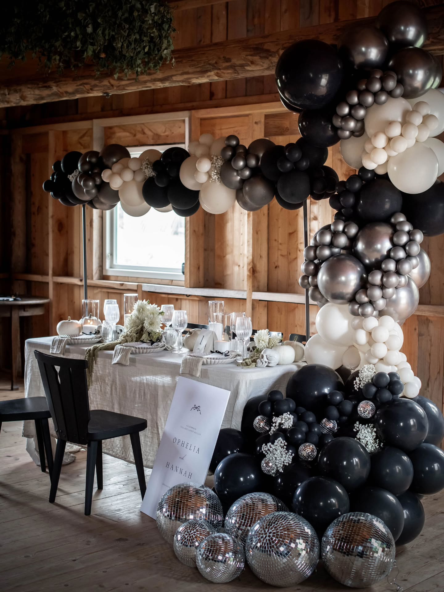 Nu är det officiellt Halloween-månad! 🕸✨️
Och det är hög tid att boka dekor till årets fest.
Ballonger till Halloween? Garanterad wow-effekt! 🎃🎈
Koordinering: @creativecelebrations_ab och @concept.stories
Plats: @brinkhallsgarden
Fotograf: @mialewellfotograf
Ballonger: @creativecelebrations_ab
Styling och blommor: @concept.stories
Porslin och inredning: @bonbonnorrtalje
Puderljus: @shinebrighter.se
Tryckmaterial: @didriksdesign
Make up artist: @elinas.se_stylist
Smink: @yagsweden
Modeller: @saraleven och @matiildam
#ballongdekor #eventdekor #event #festdekor #ballonger #ballongbåge #creativecelebrations #temafest #halloween #halloweenfest #halloweendekor