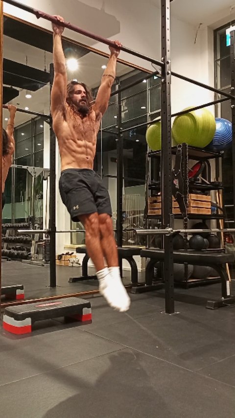 How to train your ABS
1. Leg Raises - Lift legs high without swinging to target more lower abs.
2. Crunches - Raise shoulders and upper back to target more upper abs, no need to sit all the way up.
3. Static Holds - Planks or L-sits build core strength and stability.
4. Rotational Moves - Bicycle crunches work obliques and improve control.
1. הרמות רגליים - להרים את הרגליים גבוה בלי להתנדנד, כדי להפעיל יותר את החלק התחתון של הבטן.
2. כפיפות בטן - להרים כתפיים וגב עליון בלבד, כדי להפעיל יותר את הבטן העליונה, אין צורך לשבת עד הסוף.
3. אחיזות סטטיות - פלאנק או L-sit מחזקים את השרירים העמוקים של הליבה.
4. תנועות סיבוביות - כפיפות אופניים ותרגילים בסגנון מחזקים את האלכסונים ומשפרים שליטה.
#abs #workout #calisthecnics #lsit #crunches #plank
