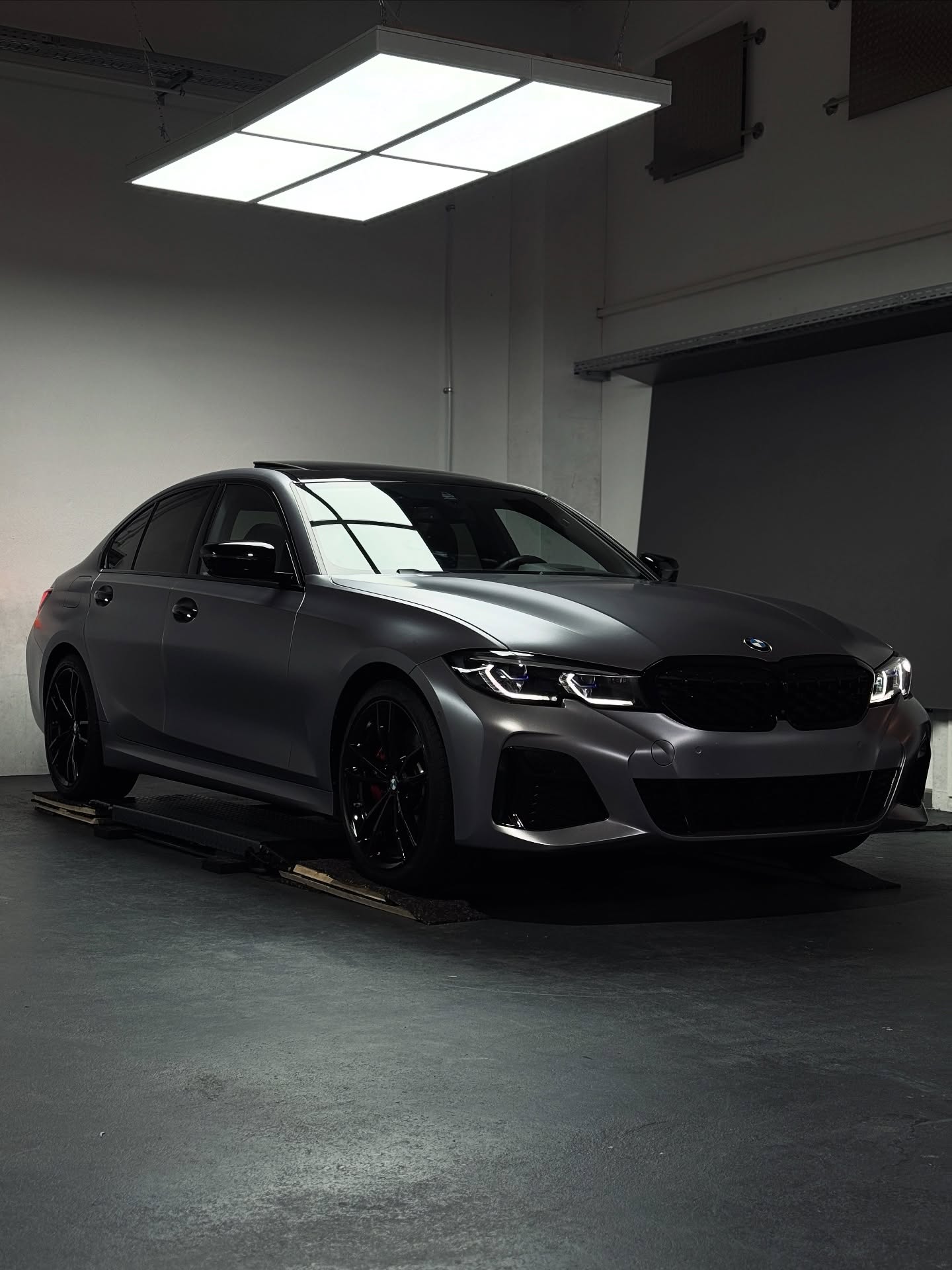 M340i in the shop, wrapped in Avery Dennison Space Silver Satin 🚀
Pure elegance in Satin silver-grey 🖤
#BMW #M340i #AveryDennison #SpaceMatte #CarWrap #BMWLife #Detailing #AutoArt