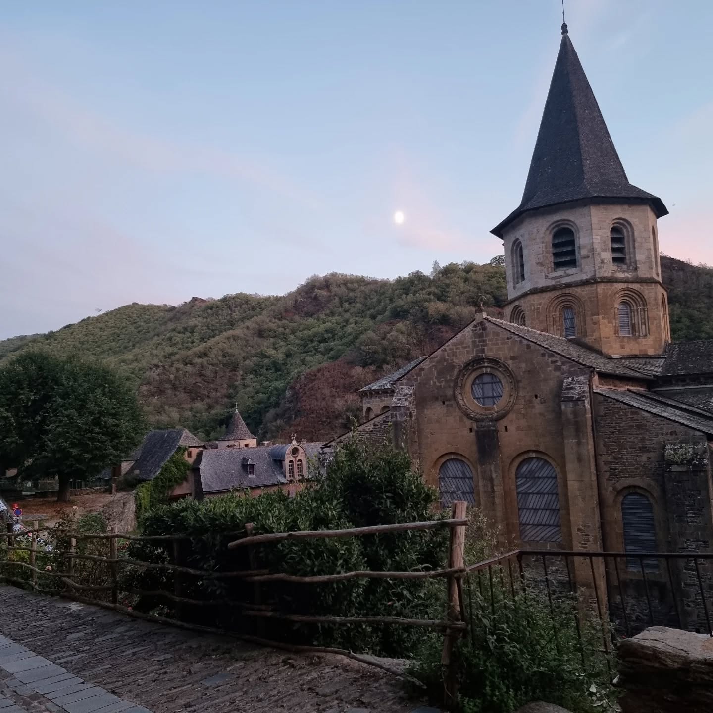 A quick glass of red after work, I can't complain about the view :-)
#conques #conquestourisme #glassofred