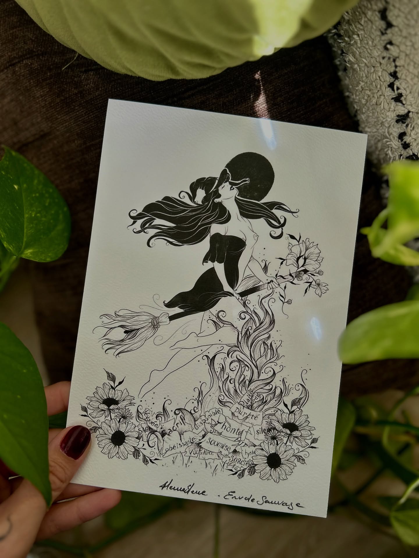 L’envol sauvage 🧹
Elle s’est envolée, au-dessus de la honte, au-dessus des silences, au-dessus des injonctions patriarcales.
Son feu, c’est le désir 🔥
Sa danse, c’est la liberté 🧚♀️
Pour toutes les femmes qui reprennent possession de leur corps et de leur plaisir.
À s’offrir à soi-même, à une sœur, une amie, à sa meuf.
Parce qu’elle est bien plus qu’un dessin. C’est un cri, un soulèvement.
🌙 Lien dans la bio
COLLECTION ÉPHÉMÈRE
#sorciere #feminism #illustrationfeministe #sororité #artfeministe #femininsacre #moncorpsmonchoix