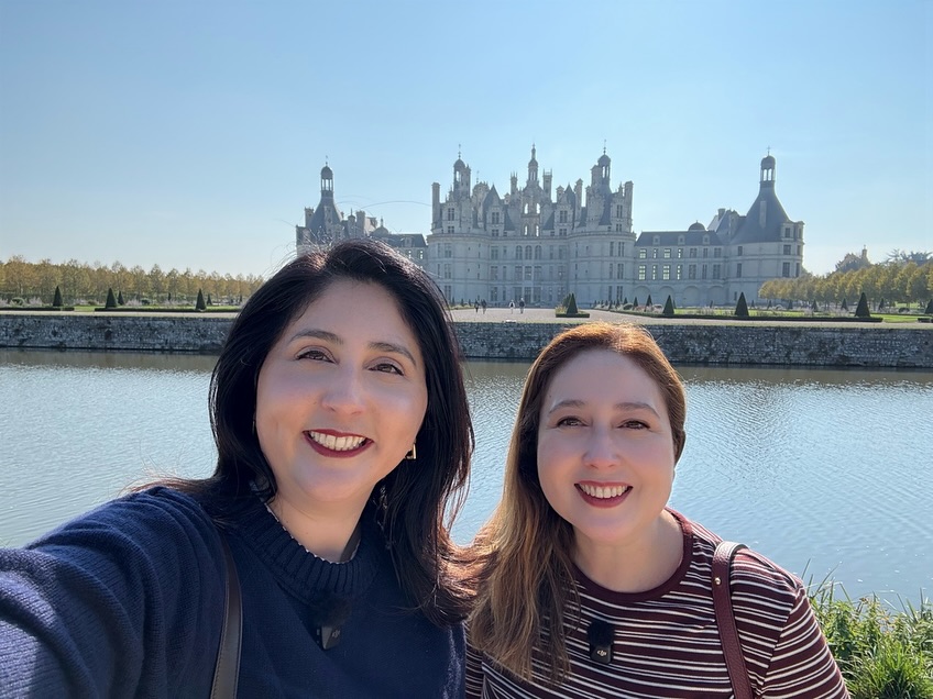 🇫🇷 Chegamos ao Vale do Loire, a região dos castelos de conto de fadas da França
Já visitamos alguns palácios incríveis, e isso é só o começo! Ainda tem muito mais história, jardins e arquitetura deslumbrante vindo por aí.
🎥 Estamos filmando tudo para o canal do YouTube EniLou Day by Day - Irmãs Viajantes, mas se você quiser viajar com a gente em tempo real, corre lá nos Stories para acompanhar essa viagem linda pelo Vale do Loire.
Qual castelo você sonha em conhecer?
#irmasviajantes #emiloudaybyday #franca #europa #valedoloire #viagem #chambord #cheverny #blois