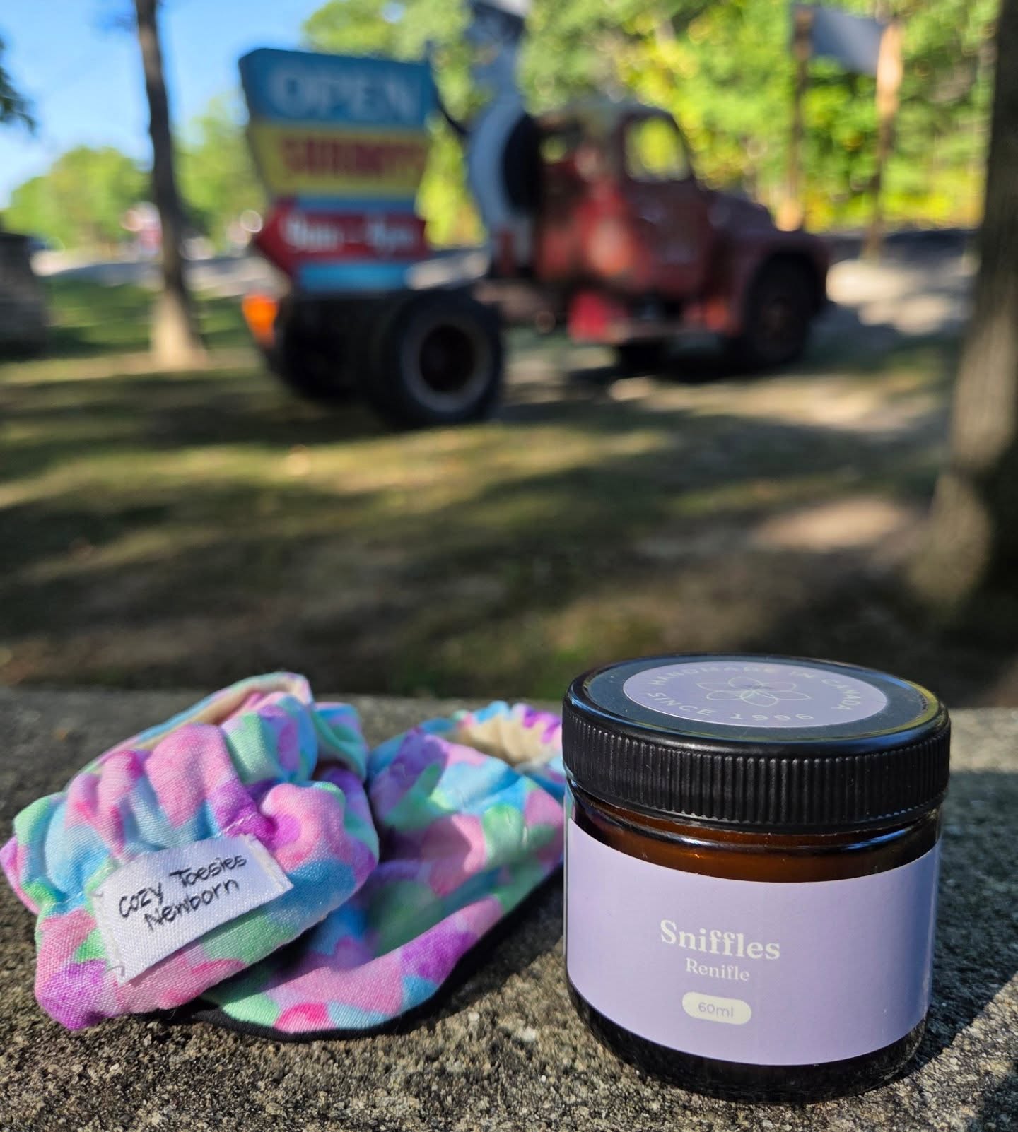 Sniffles • Helps alleviate congestion. Massage onto back, chest, bottom of feet and under nose. Safe for kids of any age.
Pop by the @pinerymarket to get your sniffles for the fall season and little slippers to keep your feet warm. @cozytoesiesslippers