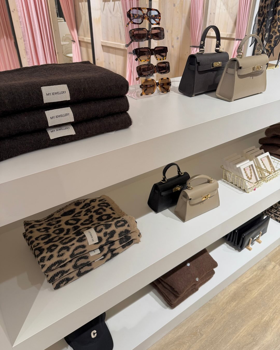 Cosy Saturdays call for scarves, beanies & all things warm… 🧣♥️
Reminder: Shop this weekend in all our boutiques and enjoy 10% OFF!!!
#sweaterweather #scarves #saleweekend #cosyseason #cosyweather