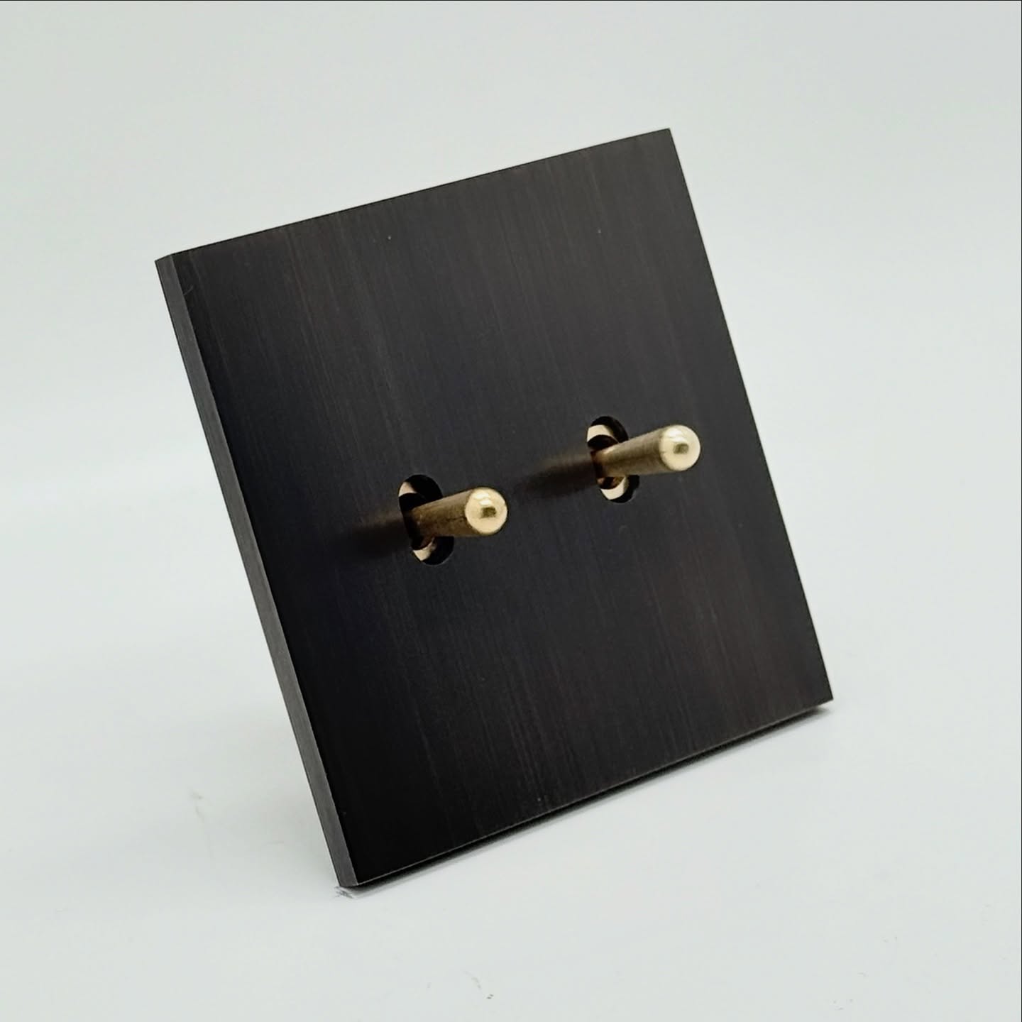 Une palette infinie de matières et de finitions pour sublimer vos intérieurs 🎨
#6ixtes #6ixtesinterrupteurs #interrupteur #ateliersdefrance #savoirfaire #artisanat #artisans #decorationinterieur #decoration #interiordesign #interiordecor #homedecor #design #knowhow #craftmanship #homedesign #faitenfrance #madeinfrance