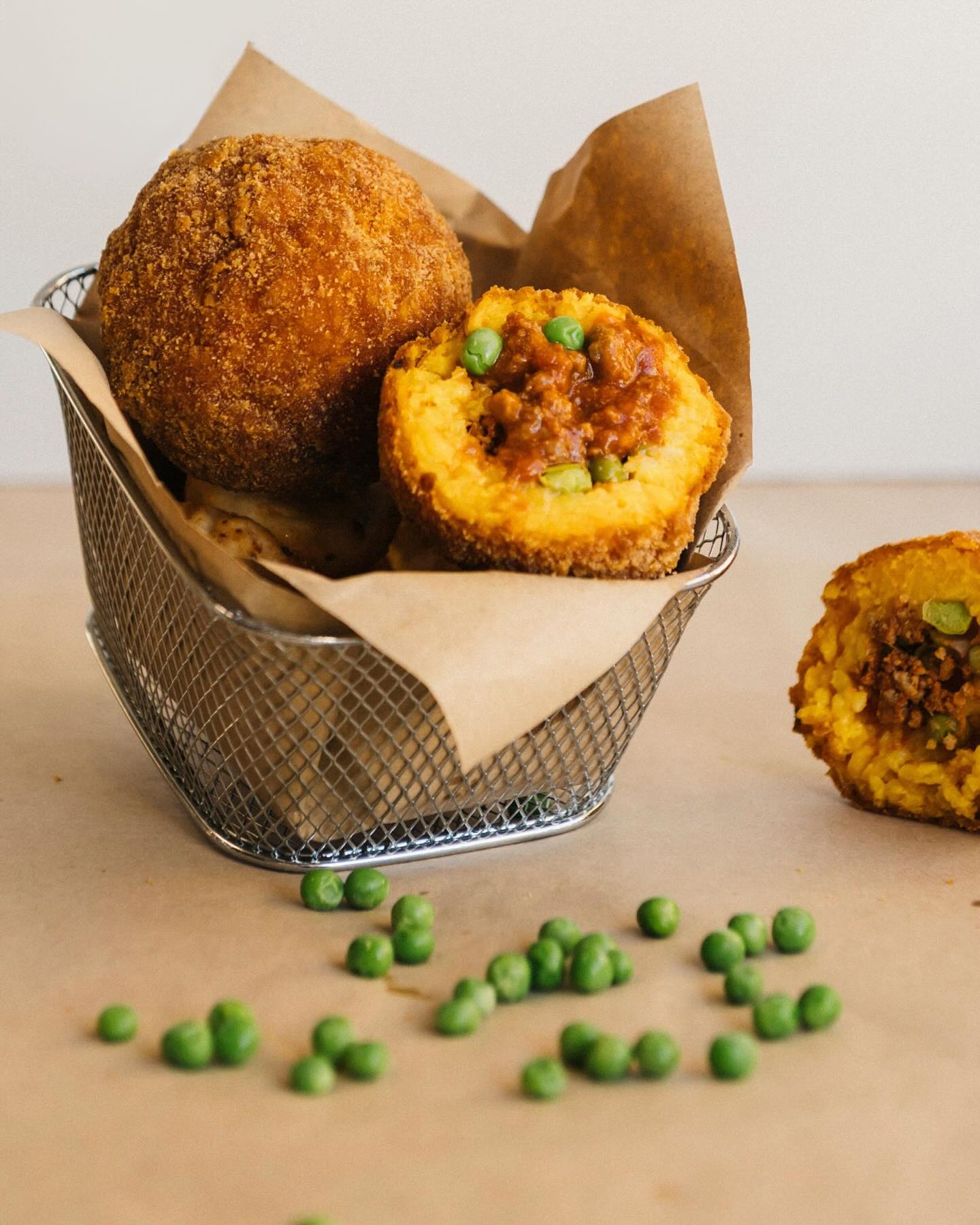 Dorati fuori e profumati dentro, gli arancini sono una delle specialità siciliana più amate. La crosta di pane gluten free racchiude il riso allo zafferano e il nostro ragù artigianale, con l’aggiunta di piselli e Parmigiano Reggiano. Fritti in olio sempre fresco, per una croccantezza leggera che non appesantisce. Da passare qualche istante in forno prima di metterli in tavola, o da mangiare direttamente come street-food nei negozi di Bologna, in Via Petrarca 13/2 zona San Mamolo, e Milano, in Via Caravaggio 14, zona Solari.
#laspigaamica #glutenfree #senzaglutine #prodottisenzaglutine #arancini #arancinidiriso #specialitaglutenfree
Ph @ramiro_castro_xiques