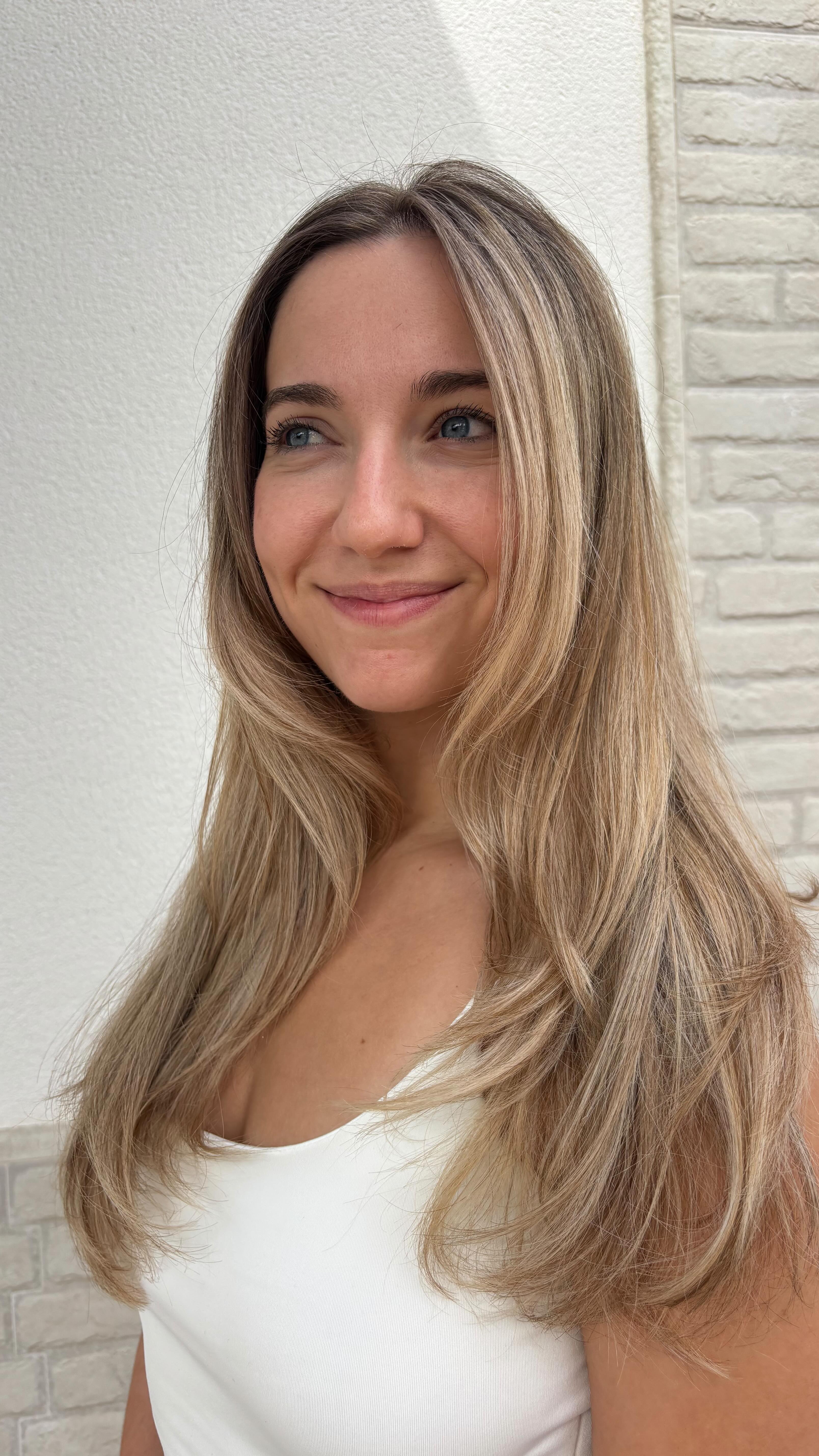 De un rubio dañado y oxidado a un rubio natural, luminoso y saludable✨
En Bárbara Millán Salón, en Dos Hermanas (Sevilla), somos especialistas en mechas, coloración profesional y tratamientos capilares que devuelven la vida a tu melena.
📲 Reserva tu cita llamando al 954 047 777.
(Estamos haciendo el cambio a una nueva app)
📍 C. Divina Pastora, 72 – Dos Hermanas, Sevilla
Bárbara Millán | Salón de belleza