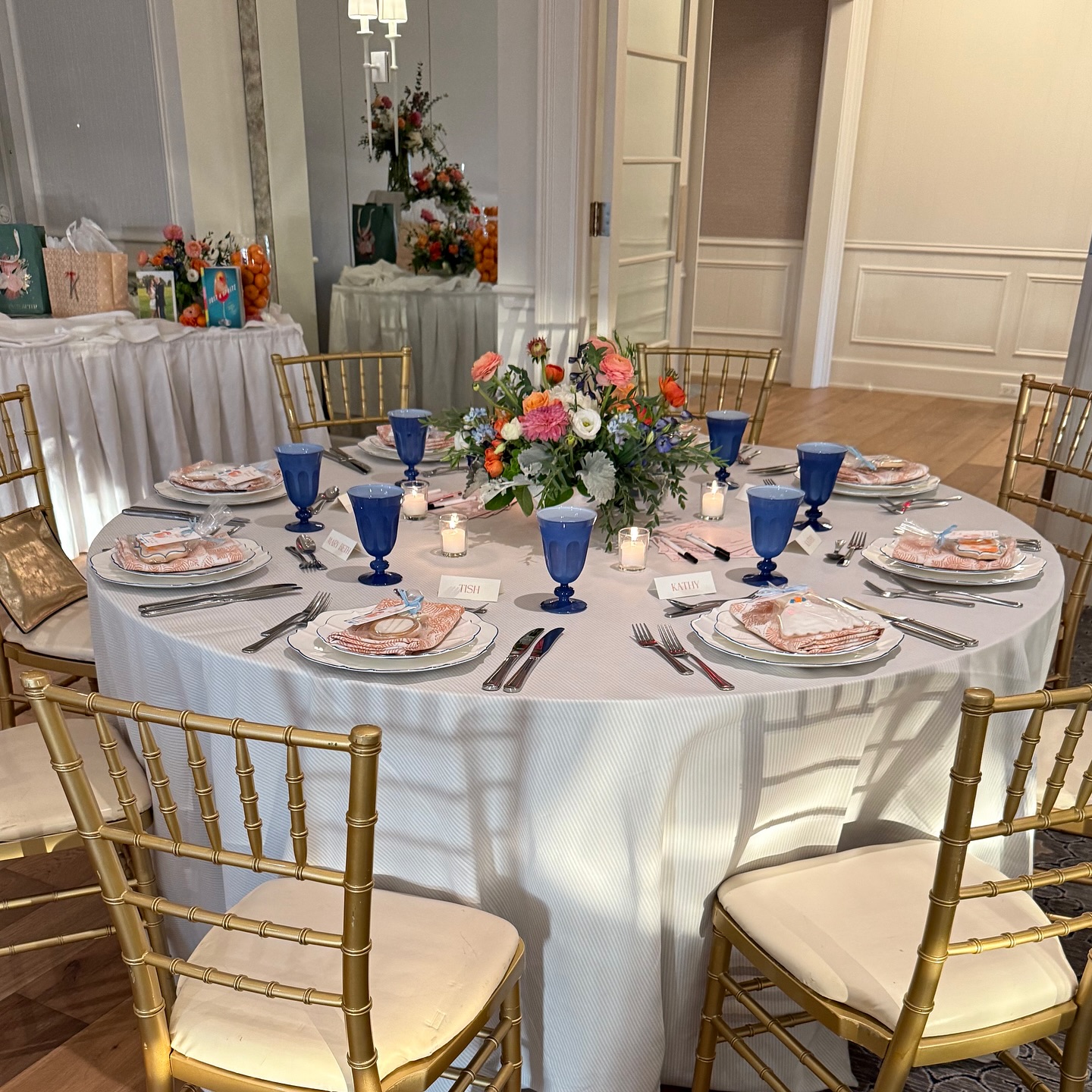 Inspired by the orange and blue spritz themed invites, this table setting features our Quinn dinnerware and Tulip ocean colored glassware.
Finished off with coordinating BBJ linens, tying together the color pallets.
Cin Cin! ๐ฅ
#tabledesign #luxurytableware #tabletop #wedding #bridalinspo #bridalshower #floraldesign #tablerentals
Table design and rentals: @juneandgracestyled
Table linen: @bbjlatavola
Floral design: @phillipsflowers.designcenter