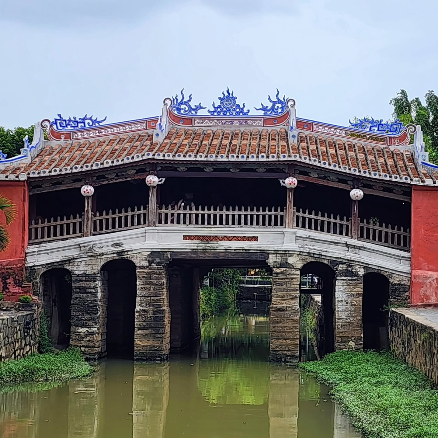 Vietnam, Week 2 (Read about it in my Blog, link in Bio)
Roamed Hoi An a bit more, checked out the Japanese bridge, saw some ladies singing for some video clip. Mike got to carry one of the food basket thingies.
Flew to Ho Chi Minh City, travelled to the Cu Chi Tunnels to explore those, dinner at some restaurants (as we do). Roamed the streets and came across a concert around the corner from the hotel, checked out their town hall by night.
Explored more markets and some of the city.
Headed off to start our tour with @aptouring to travel the Mekong River on our cruise ship called Serenity for the next week.
Plenty to see along the shores and on some land excursions.
.
@vietnam, #Vietnam, #2025September, #travel, #holiday, #hanoi, #hochiminhcity, #Mekong, #Serenity