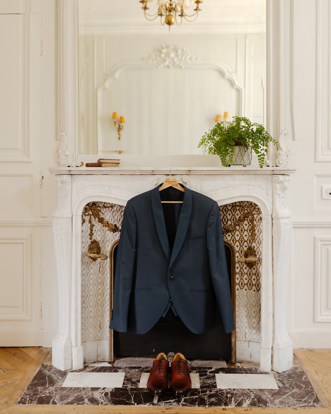 L’importance des préparatifs 🤵🏻♂️
Je sais, messieurs, vous vous demandez souvent quel est l’intérêt d’être photographié en train d’enfiler votre pantalon ou de boutonner votre chemise. Et pourtant… c’est bien plus que ça ✨
Les préparatifs, c’est le début de votre journée. On y retrouve les petits détails choisis avec soin, les rires avec vos proches, la complicité avec vos témoins… Autant d’instants qui posent les bases de l’ambiance et de l’émotion à venir 🔥
Pour moi, c’est aussi l’occasion de créer un vrai lien avec vous et votre entourage ! Si vous m’avez choisie pour être votre photographe, c’est aussi pour avoir ce genre de moments capturés. Mais au-delà de ça, ces instants m’aident énormément à m’intégrer, à me fondre dans votre groupe et à rendre la suite de la journée plus fluide et naturelle 💛
———
#preparatifsmariage#teamgroom#futursmaries2026#chauteaudauvimmers#melanievauryphotographephotographemariageoise