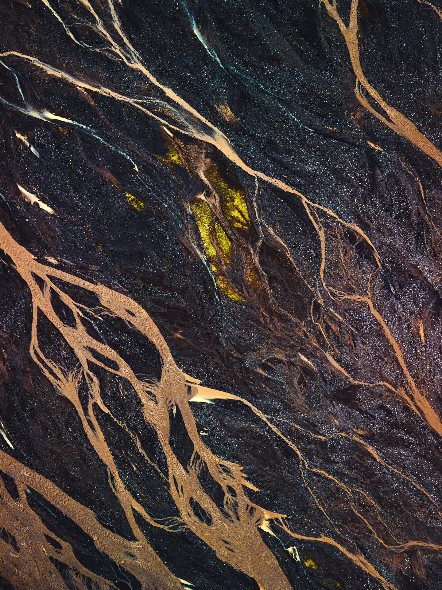 Chocolate rivers flowing across the volcanic landscape.
Didn’t see the blue glacial rivers I was hoping for this trip, but was still awesome to see these braided rivers from above. You really can’t tell from the ground either, so it was a good choice to stop and fly over here.
@dji mavic air 2