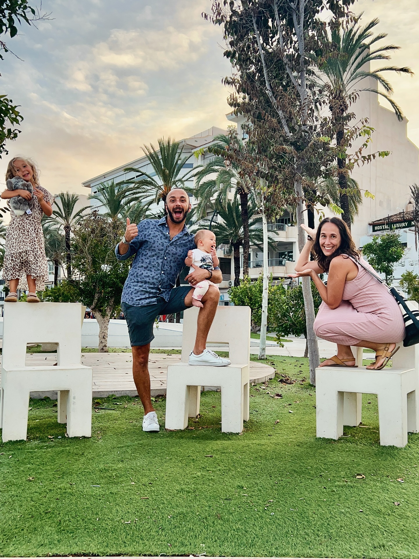 Tack september ♥️
För alla stunder jag fått dela med de människor som betyder mest för mig. Jag bär med mig varje liten stund i hjärtat – även de som inte varit så där perfekt rosaskimrande. För så är livet, och just det gör det så äkta.
Du har lärt mig att våga lita på processen, att inte alltid kämpa mig fram med all kraft – utan ibland låta mjukheten bära. Och vilken fin lärdom det är. ✨
Nu öppnar jag famnen för oktober, med lite extra förväntningar och mycket kärlek 🥰
Svep till sista videon, de är för söta 🥹